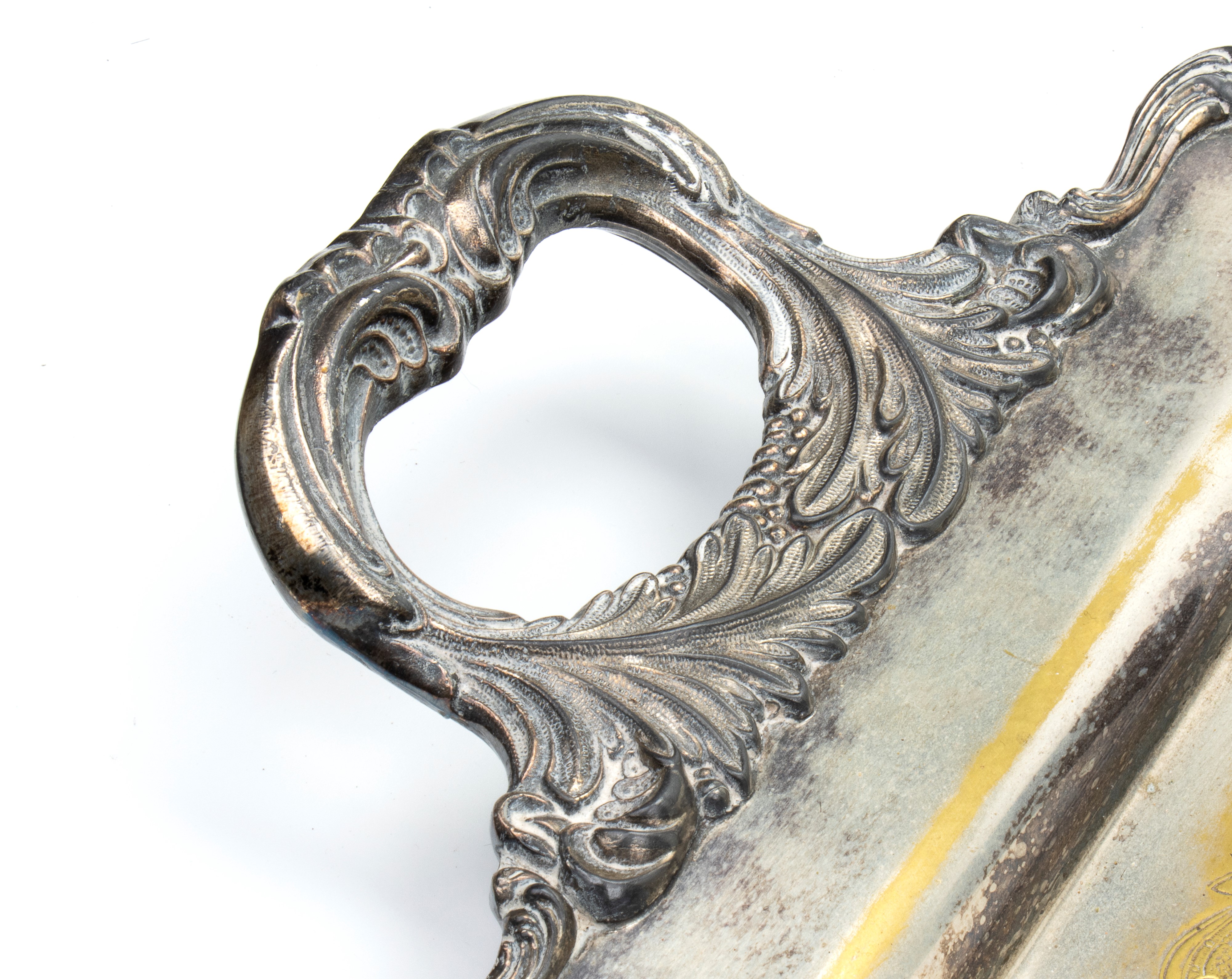 Coppia di vassoi rettangolari con grandi manici riccamente intarsiati l centro con bordo mistilin...