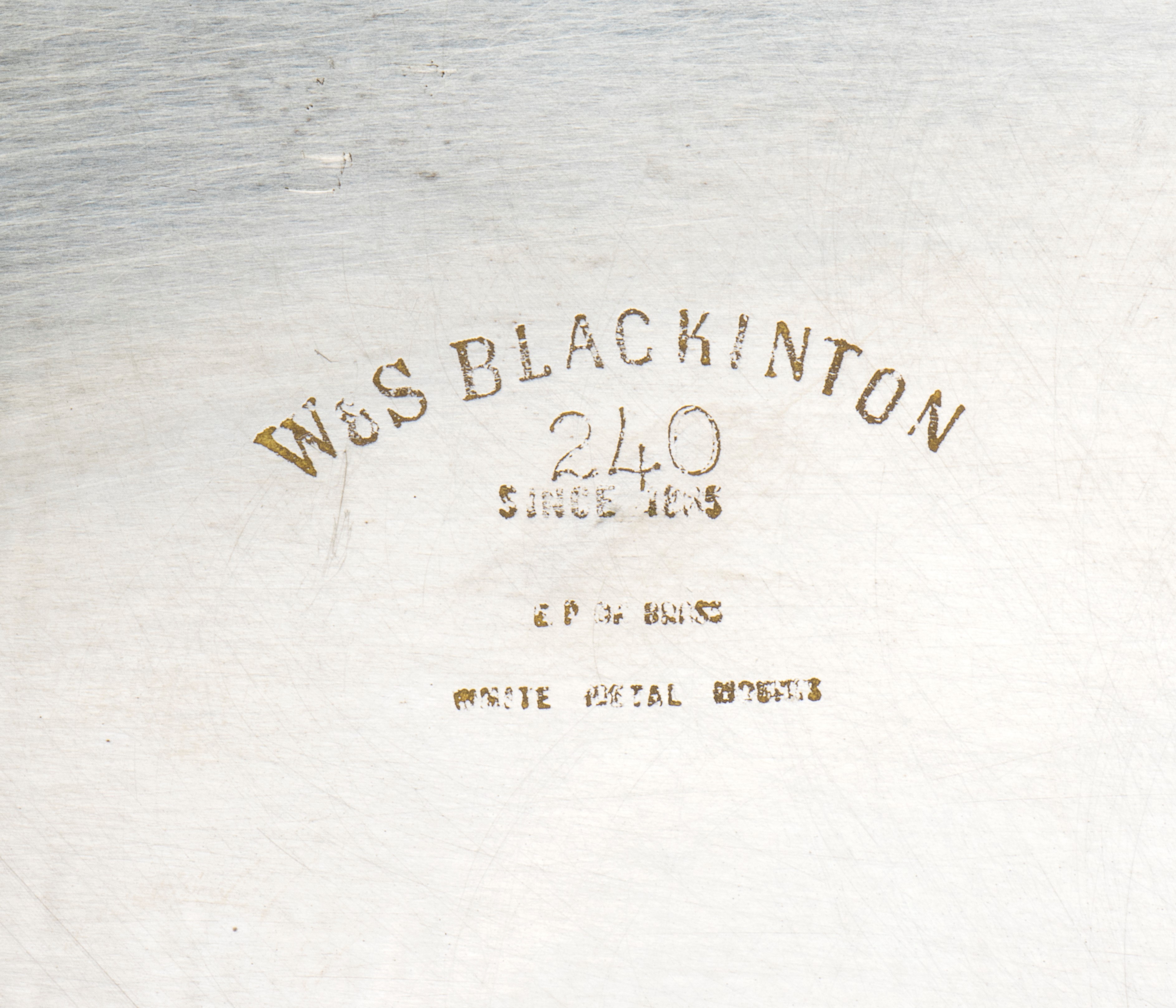 Coppia di vassoi rettangolari con grandi manici riccamente intarsiati l centro con bordo mistilin...