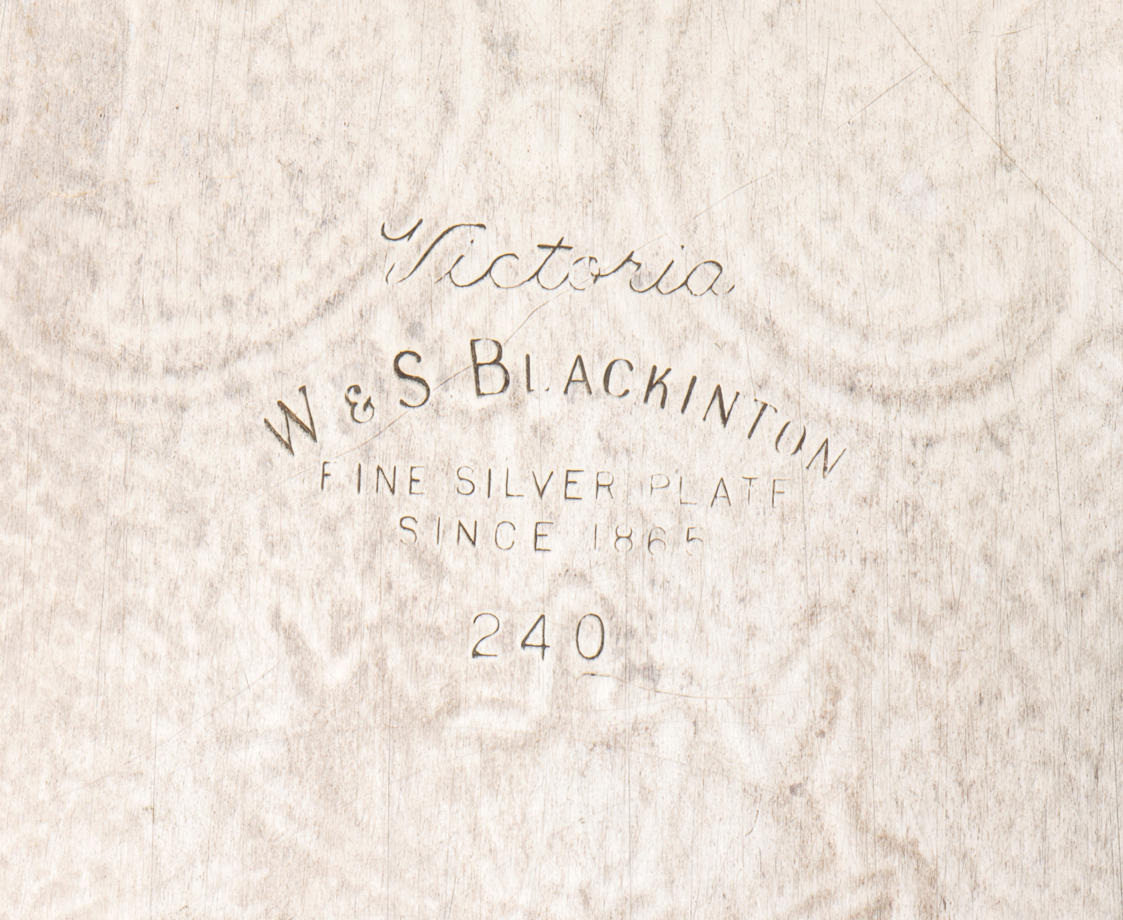 Coppia di vassoi rettangolari con grandi manici riccamente intarsiati l centro con bordo mistilin...