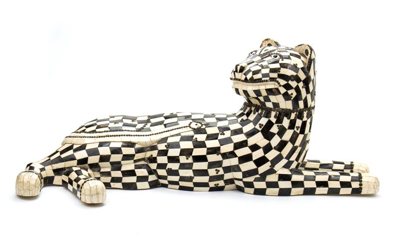 Pantera ricoperta in tasselli di osso