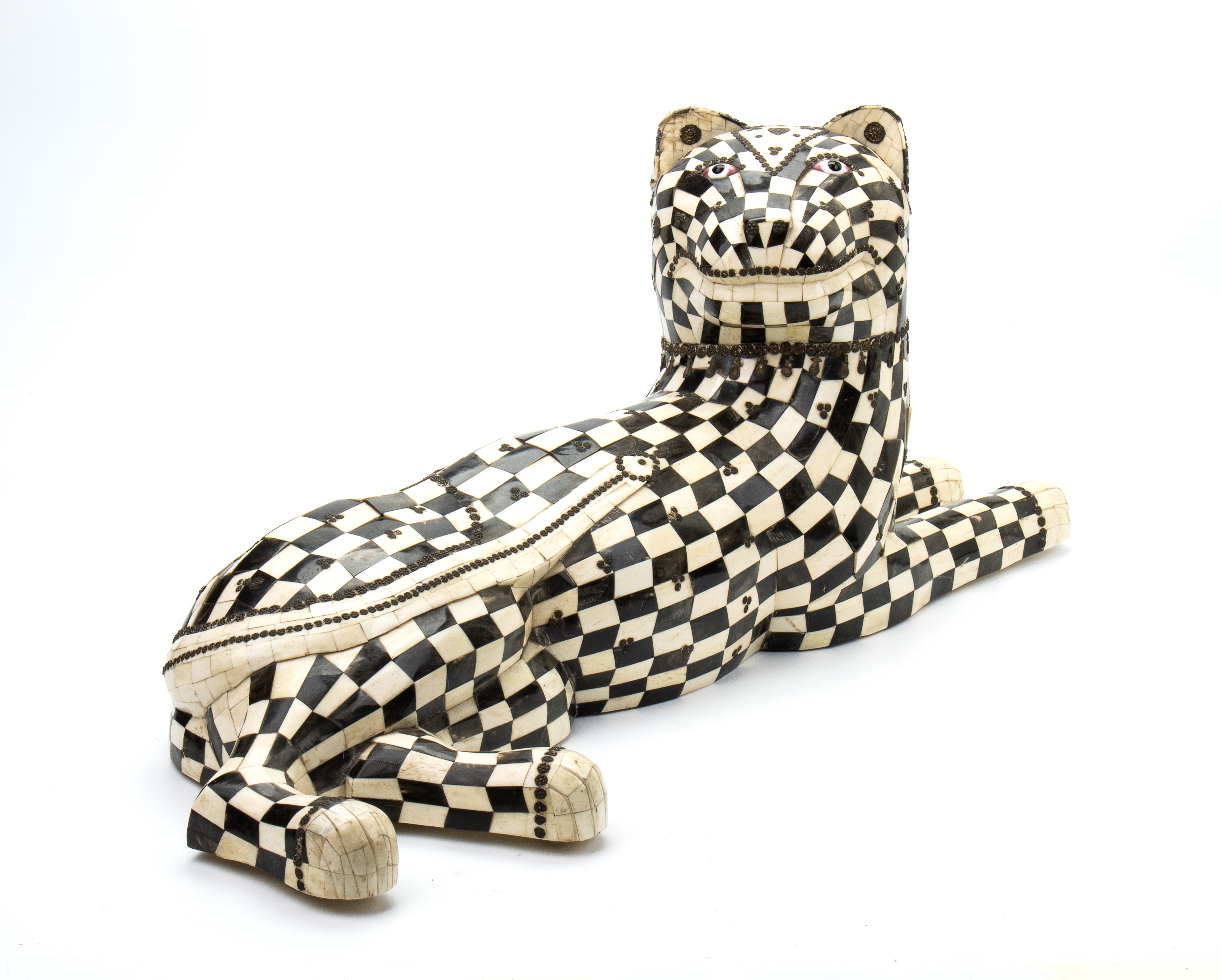 Pantera ricoperta in tasselli di osso