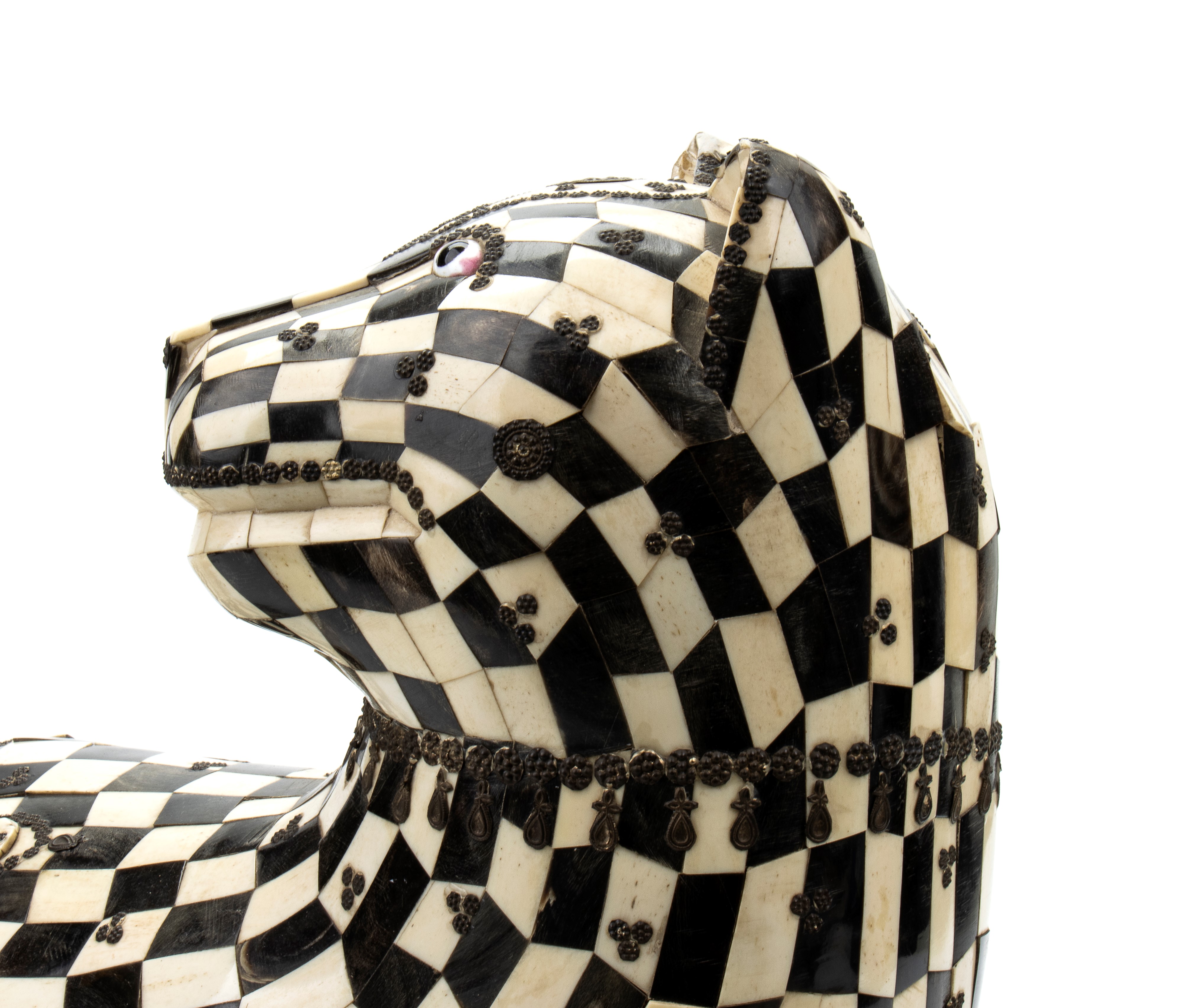 Pantera ricoperta in tasselli di osso