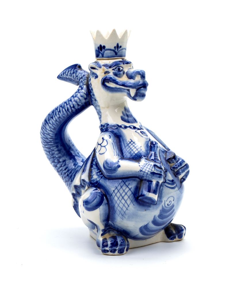 Bottiglia in porcellana bianca e azzurra a gusa di drago con testa coronata. Manifattura russa de...