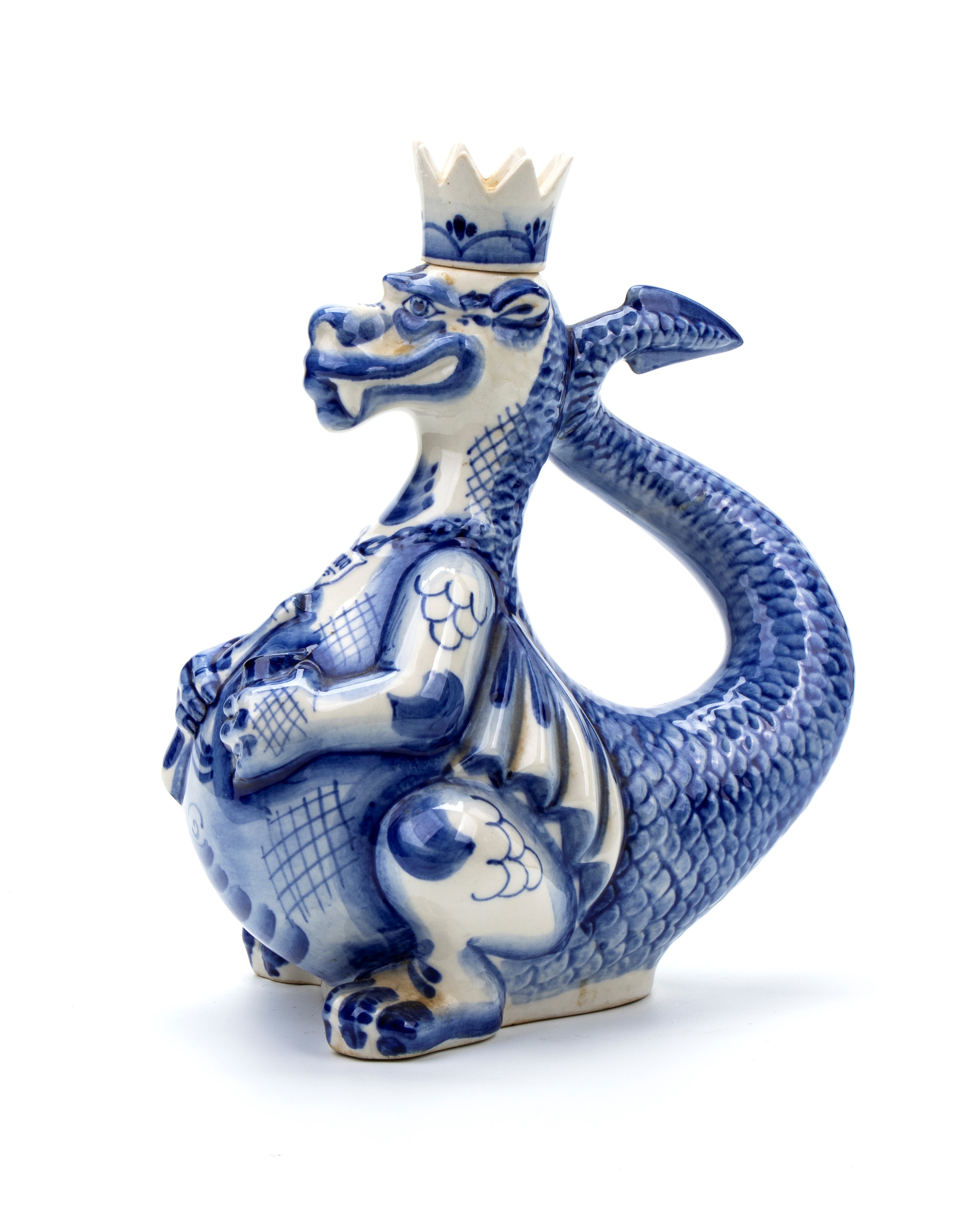 Bottiglia in porcellana bianca e azzurra a gusa di drago con testa coronata. Manifattura russa de...