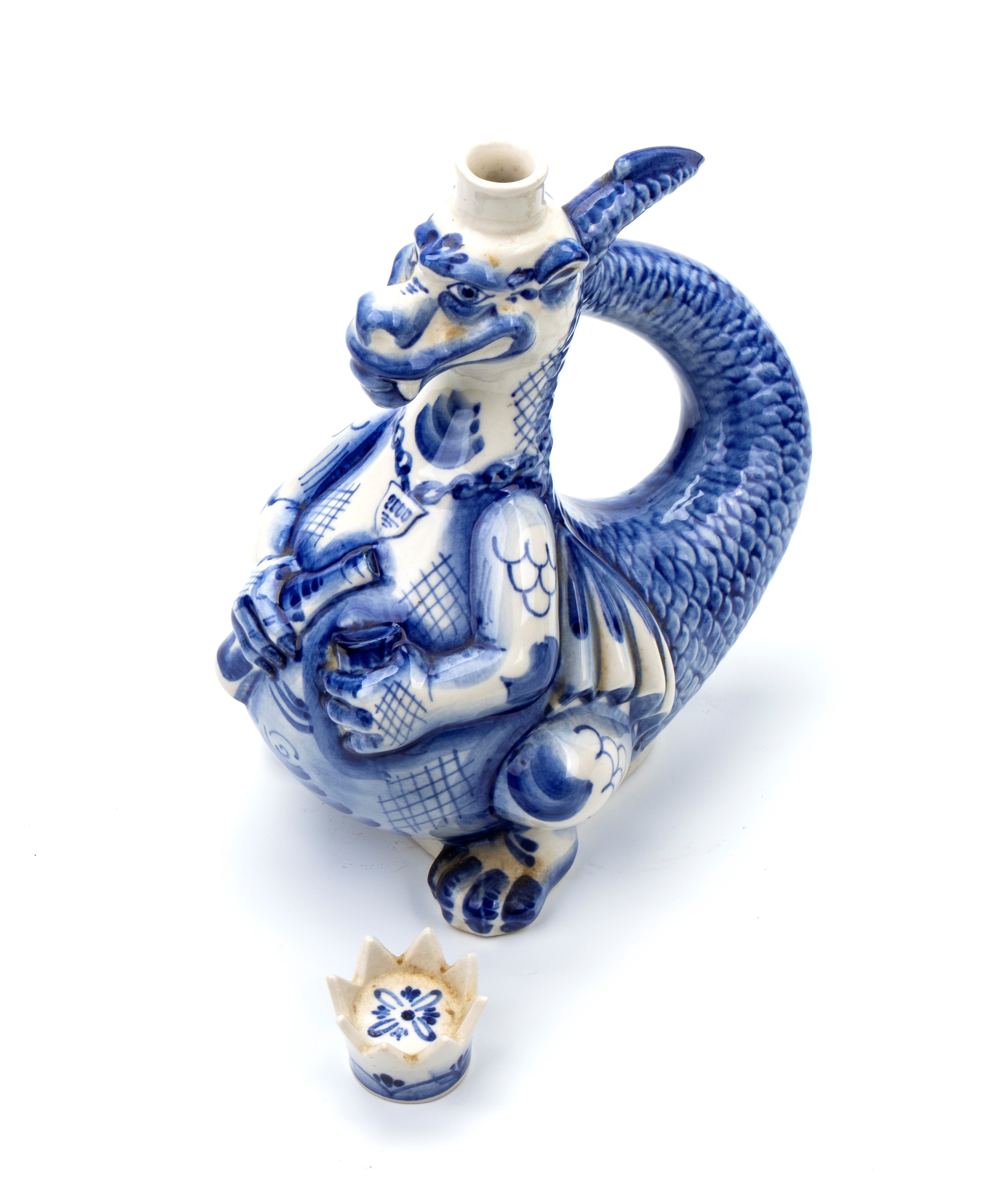 Bottiglia in porcellana bianca e azzurra a gusa di drago con testa coronata. Manifattura russa de...