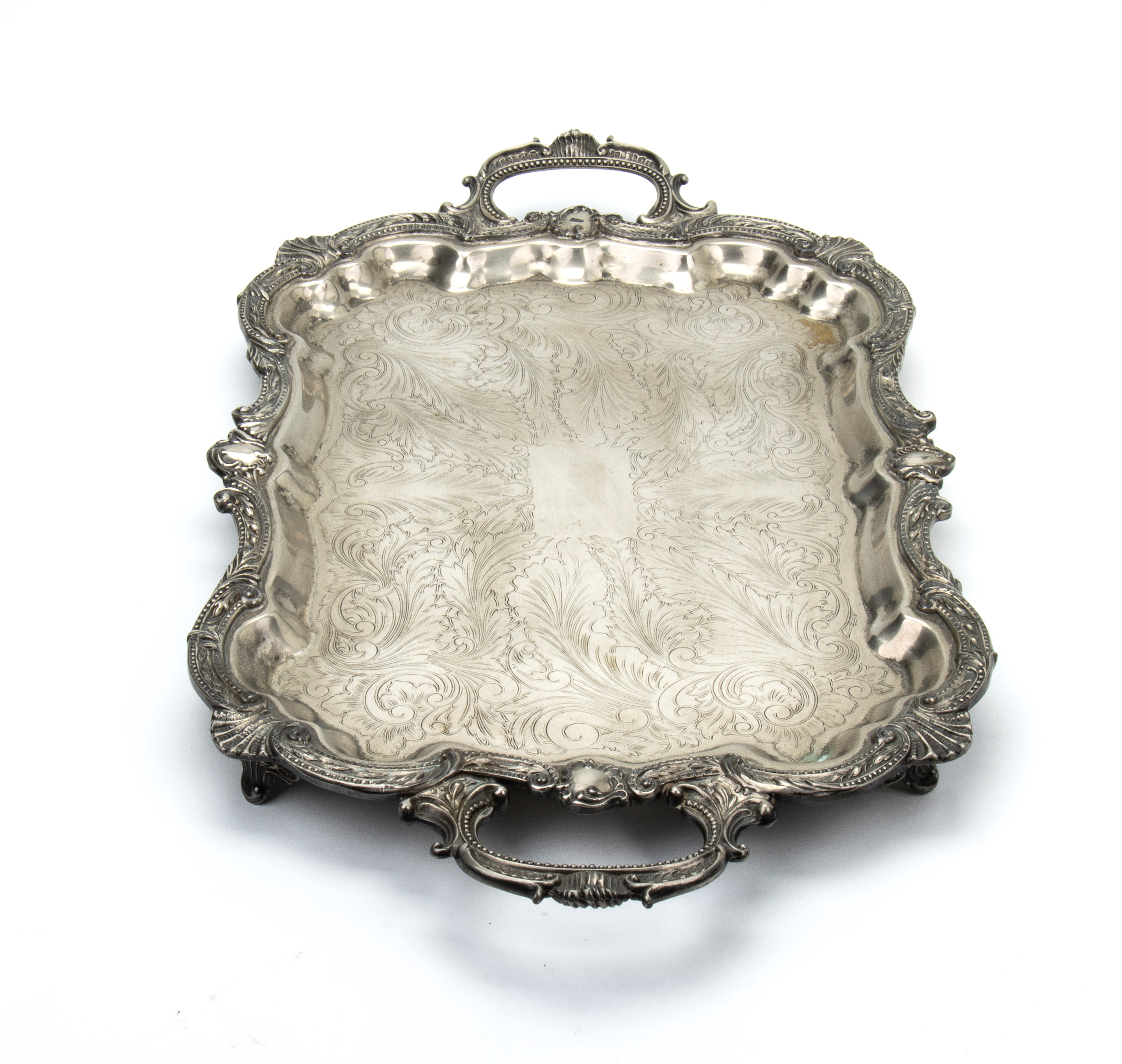 Vassoio con grandi manici e bordo mistilineo arricchito da decoro di foglie a rilievo
