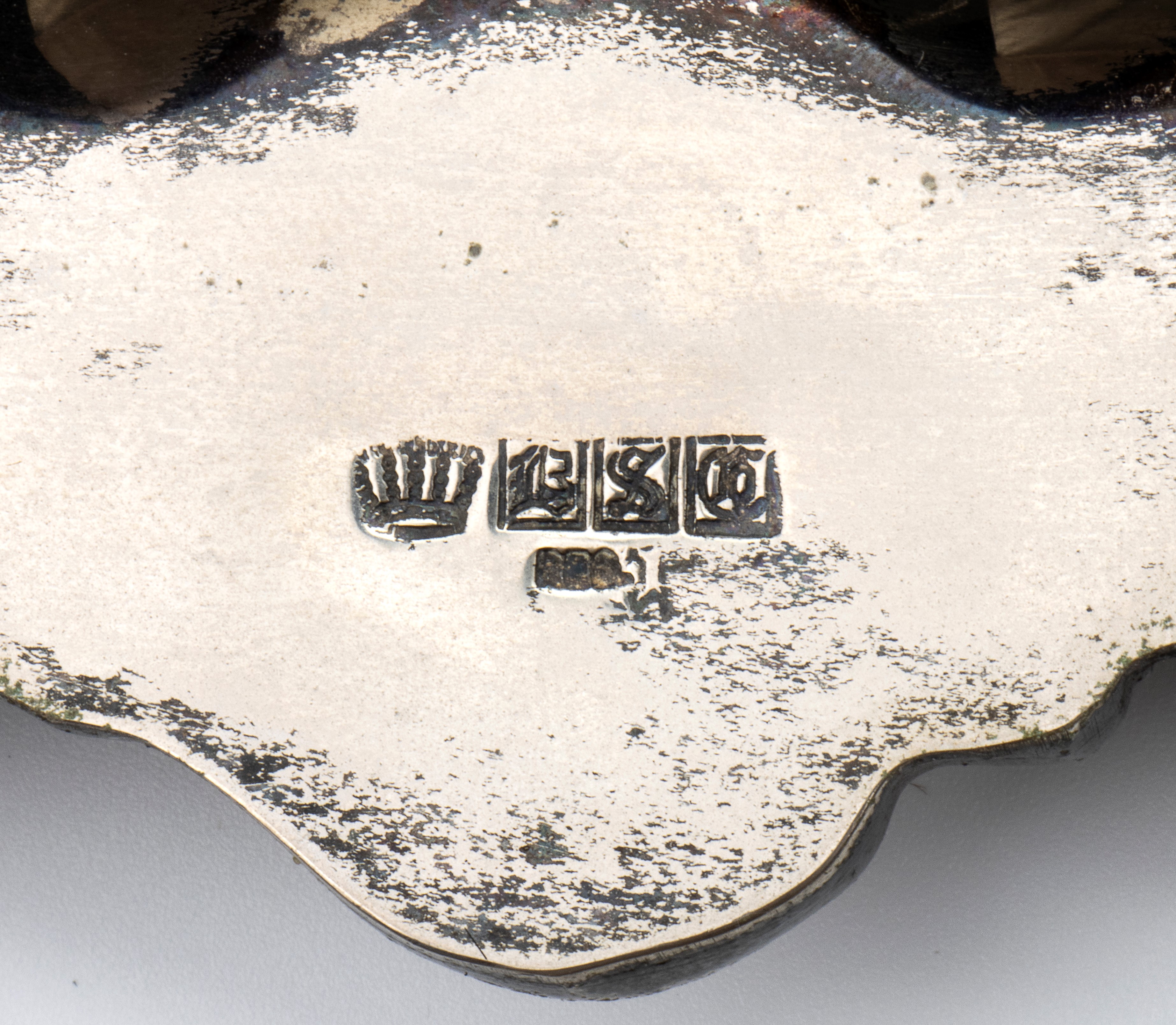 Vassoio con grandi manici e bordo mistilineo arricchito da decoro di foglie a rilievo