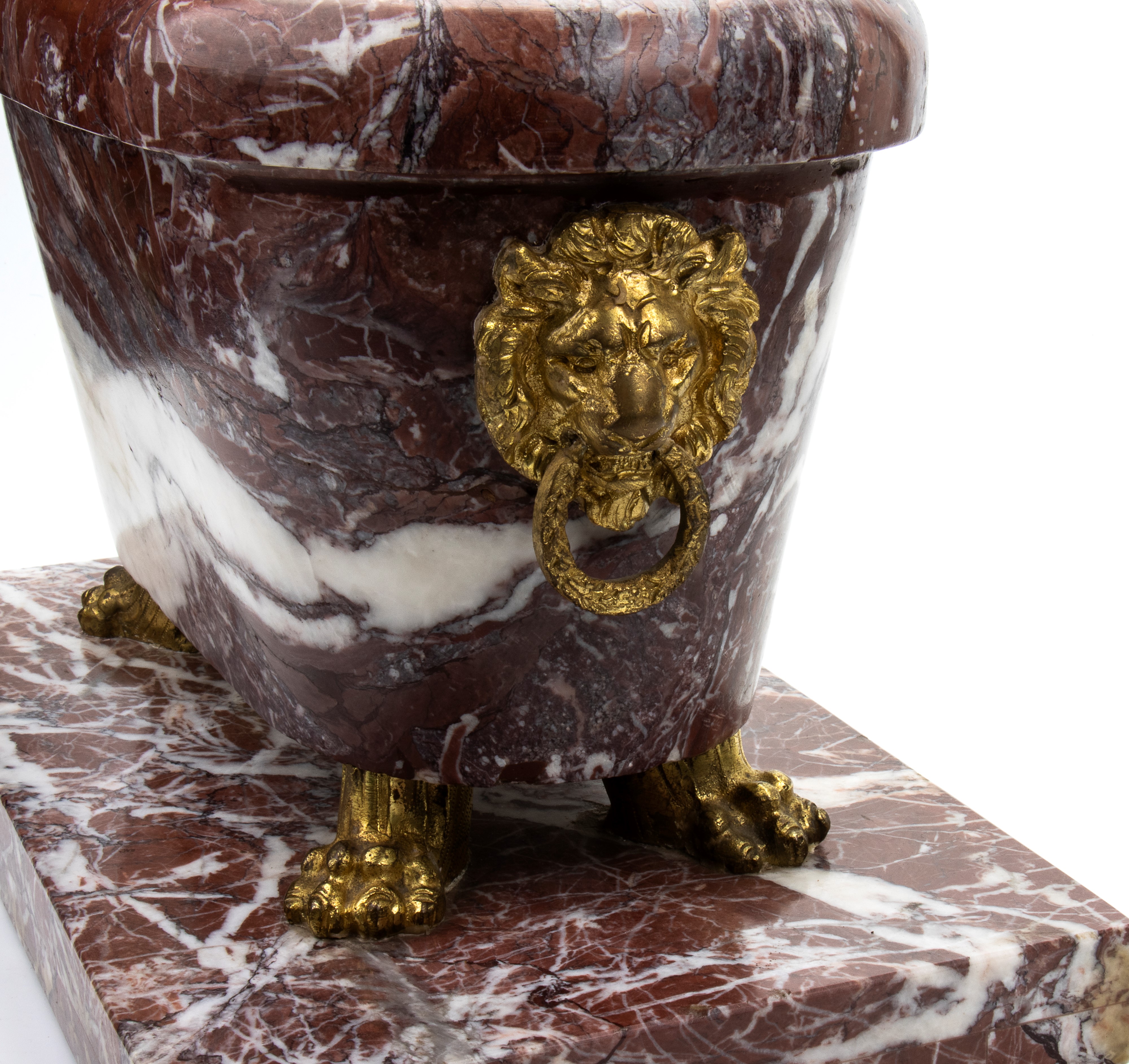 Modello di Vasca in breccia violacea stile Impero con piedini e maniglie dorate piedi ferini