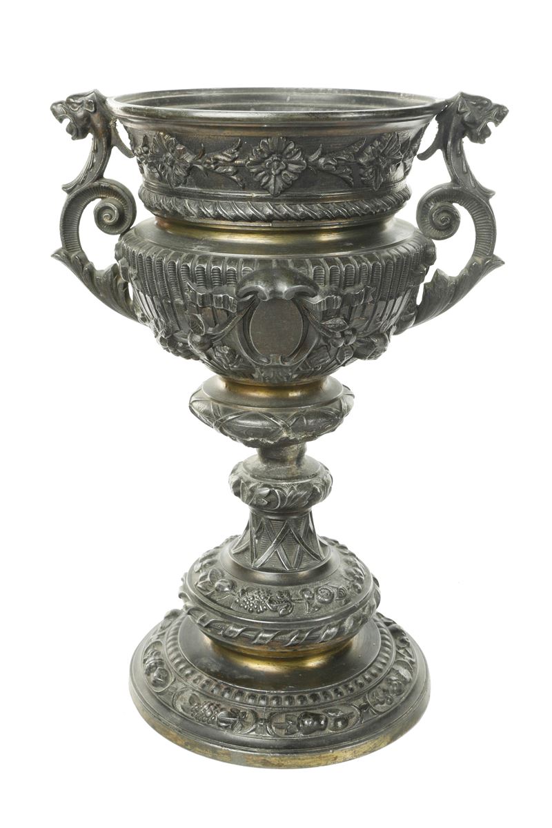 Coppa con due manici in metallo