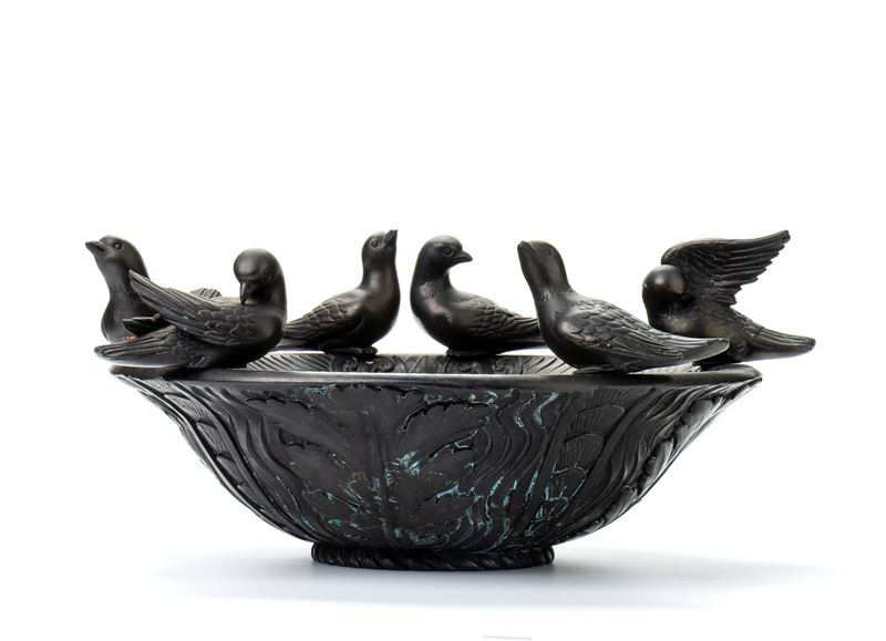 Ciotola in gesso bronzato ad imitazione di vasca antica con 6 sculture di colombe fissate con per...