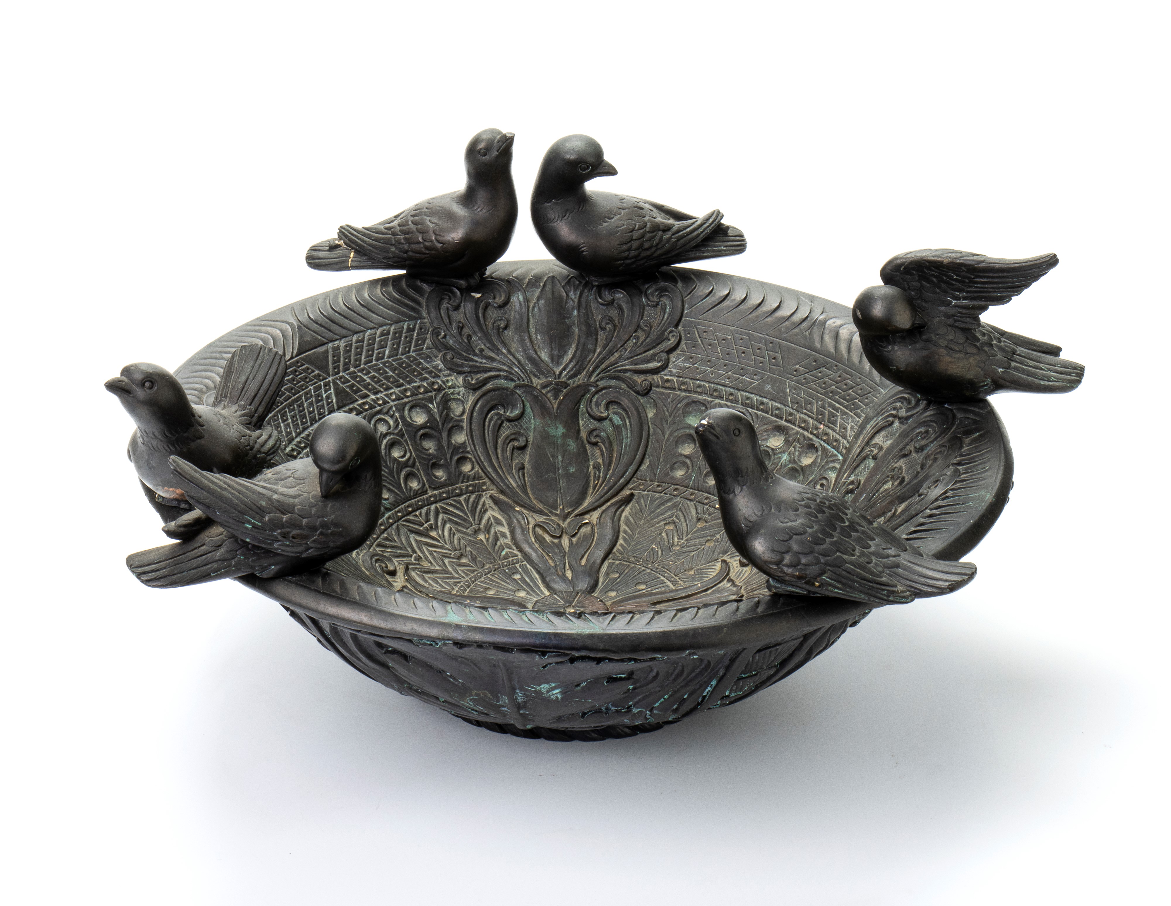 Ciotola in gesso bronzato ad imitazione di vasca antica con 6 sculture di colombe fissate con per...
