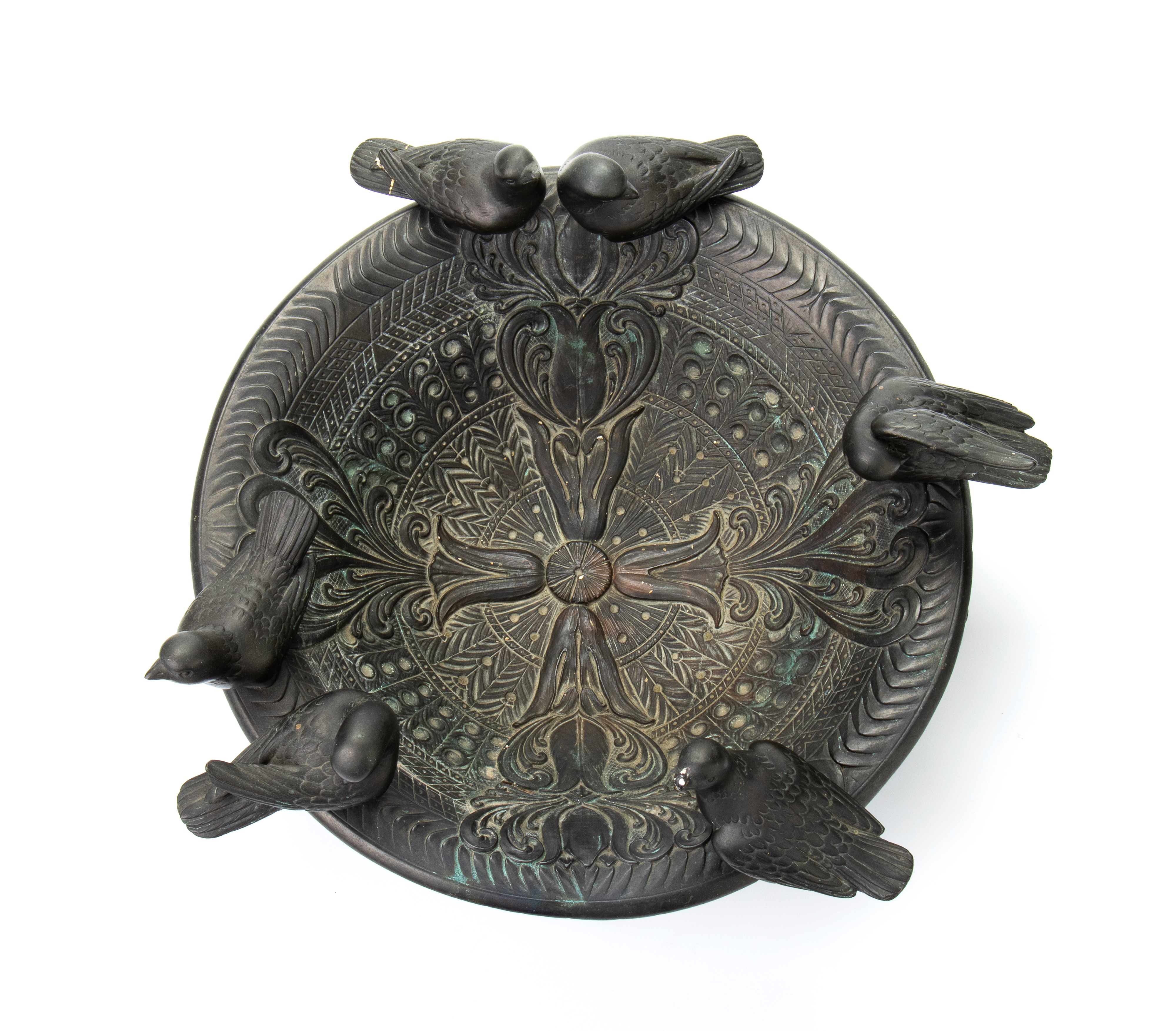 Ciotola in gesso bronzato ad imitazione di vasca antica con 6 sculture di colombe fissate con per...