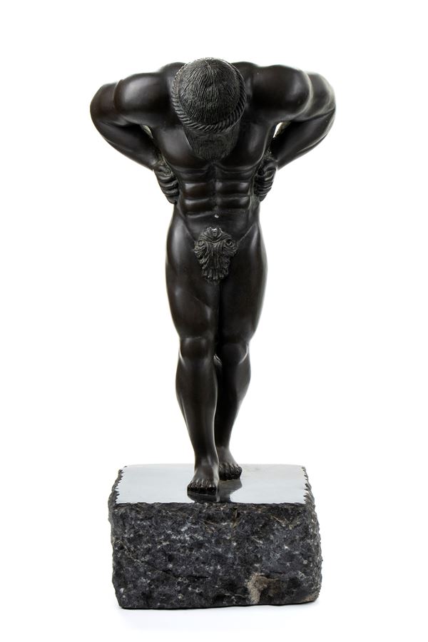 Scultura in bronzo raffigurante atleta a riposo