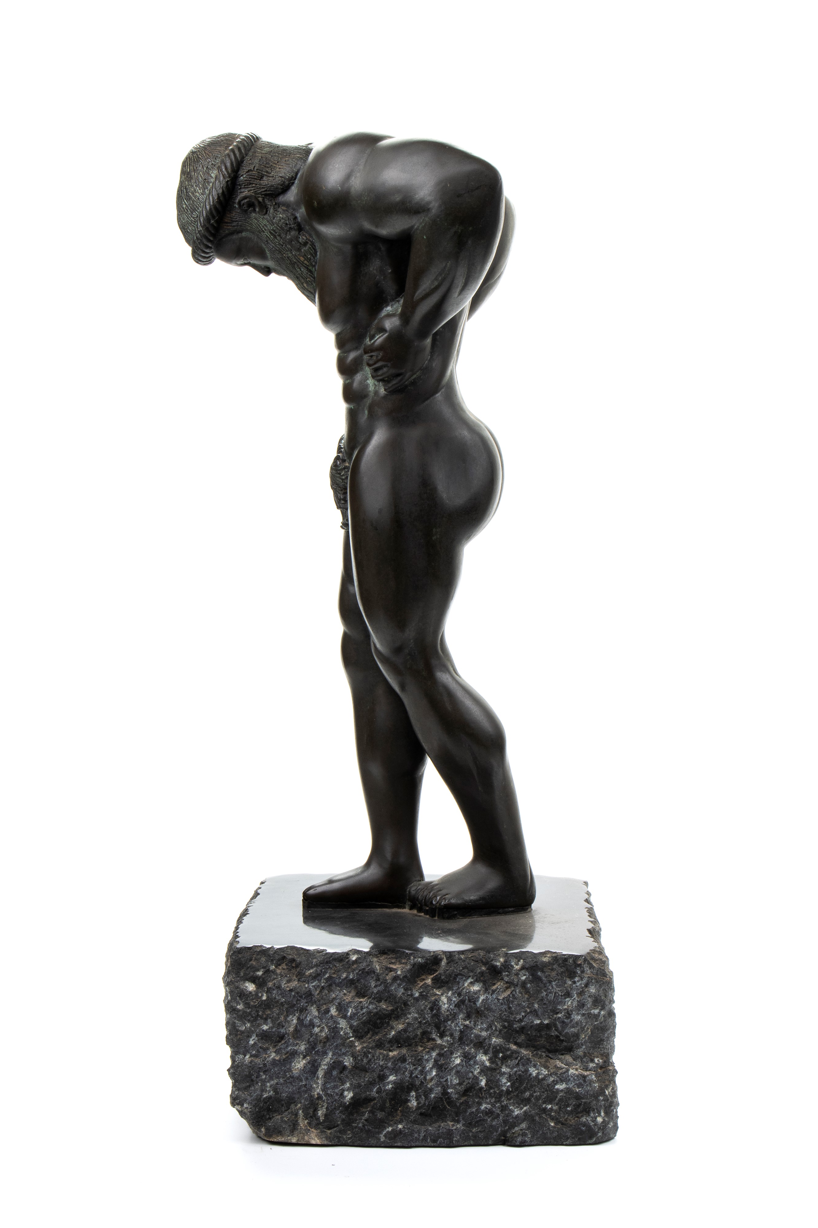 Scultura in bronzo raffigurante atleta a riposo