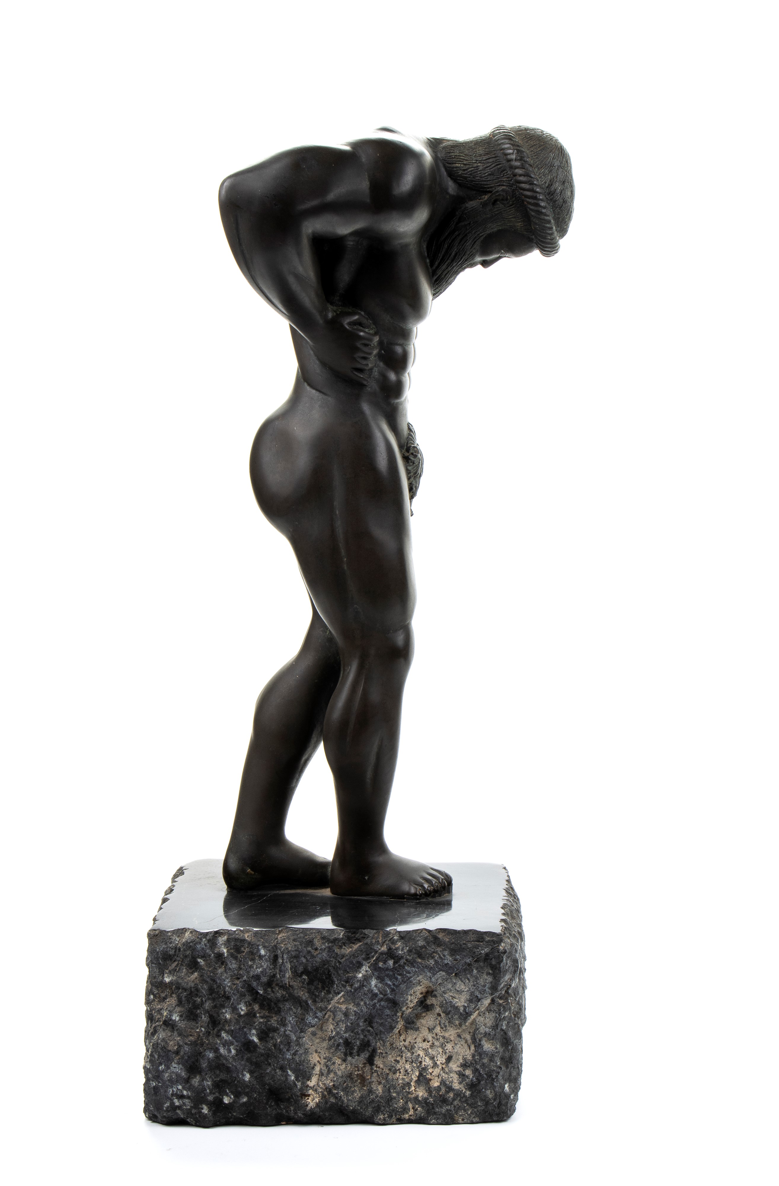 Scultura in bronzo raffigurante atleta a riposo