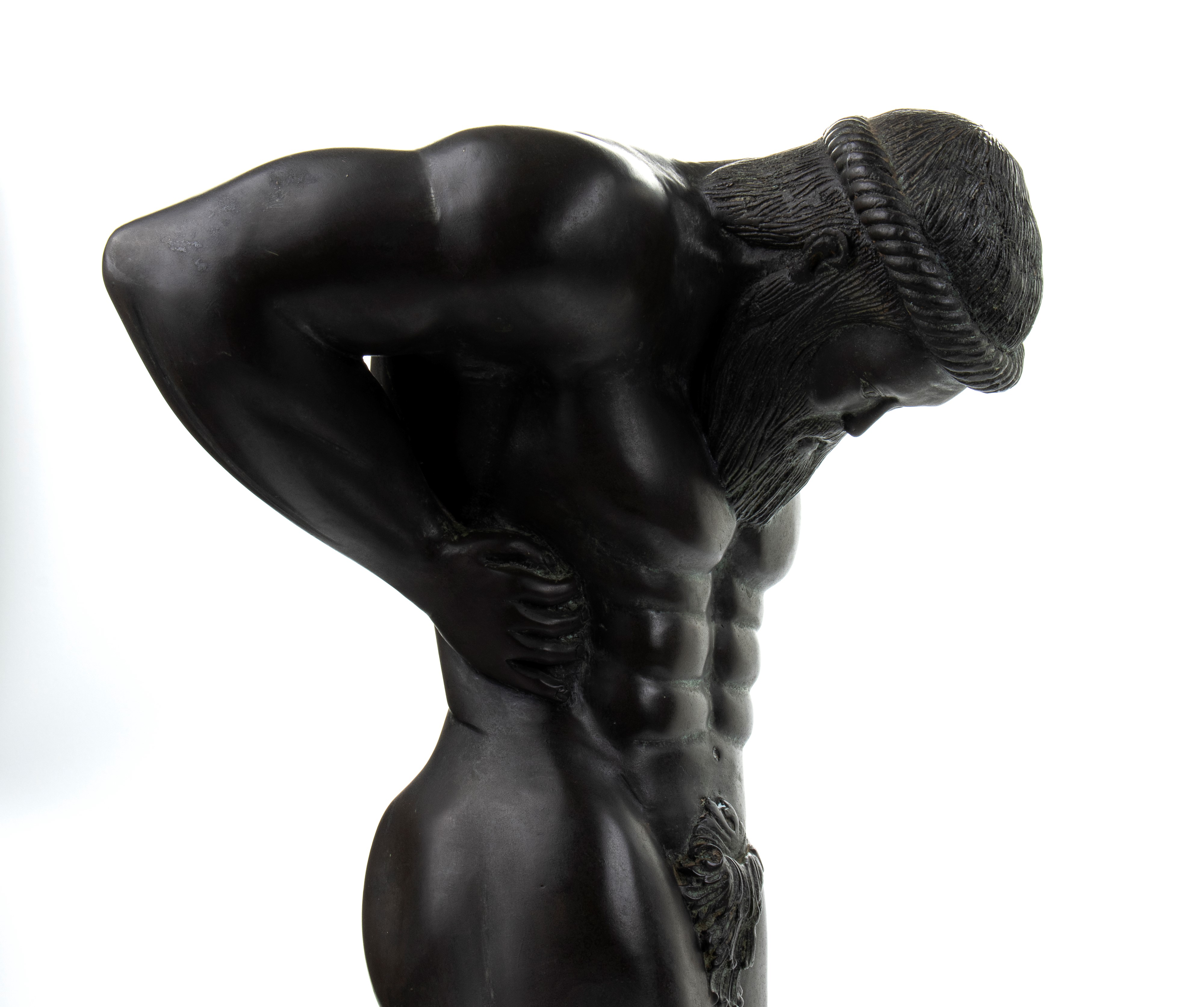 Scultura in bronzo raffigurante atleta a riposo