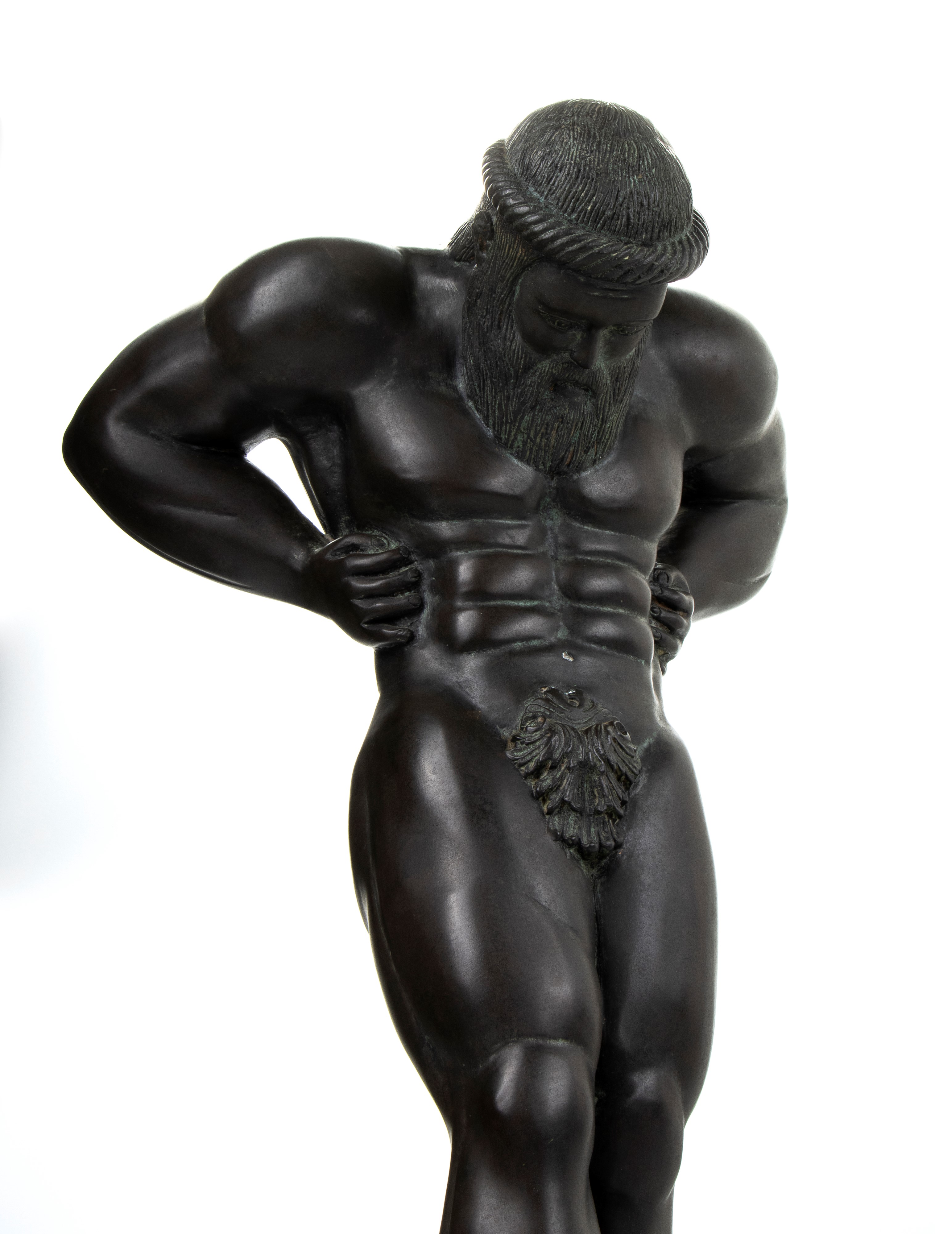 Scultura in bronzo raffigurante atleta a riposo
