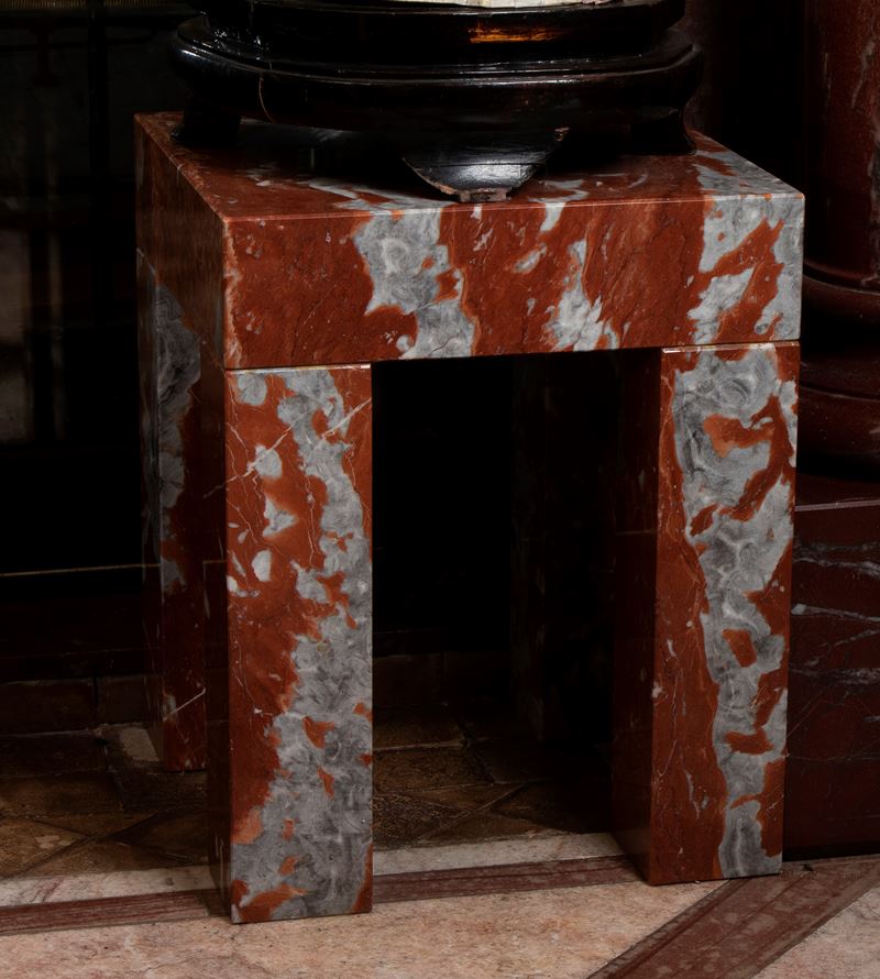 Coppia di tavolini in marmo rosso languedoc