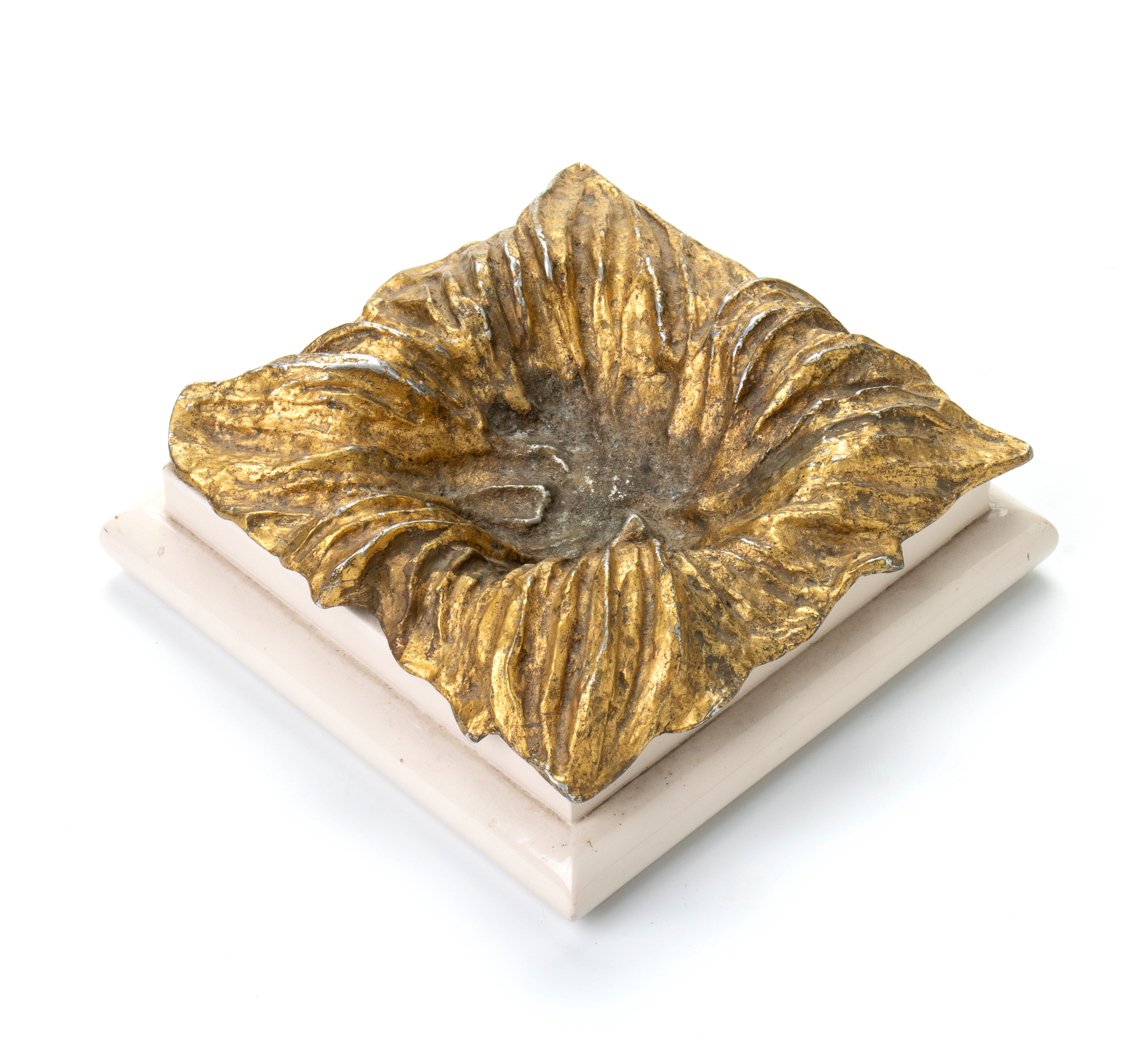 Scatola composta da coperchio in bronzo dorato e contenitore in legno lacccato