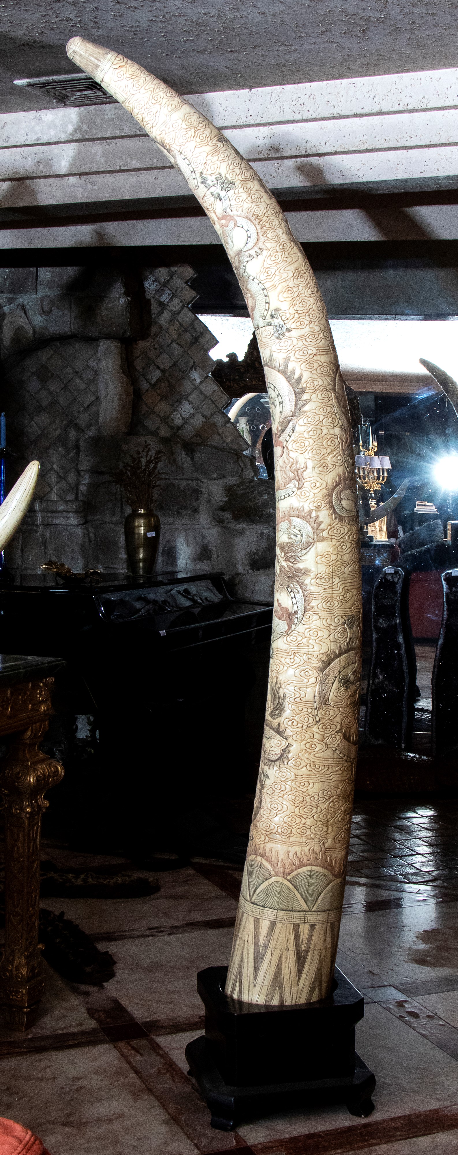 Coppia di grandi repliche di zanne con base in legno