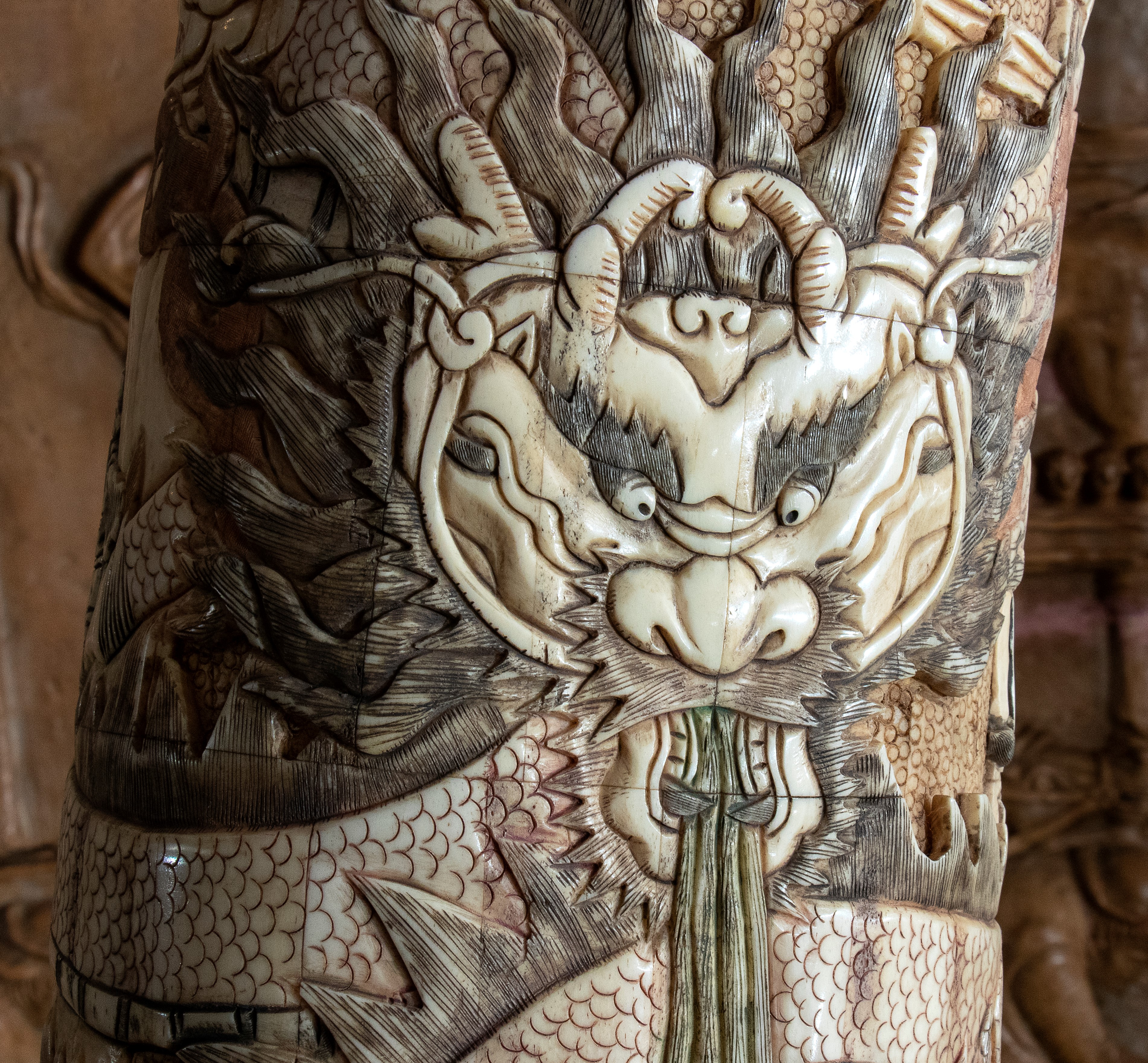 Coppia di grandi repliche di zanne con base in legno