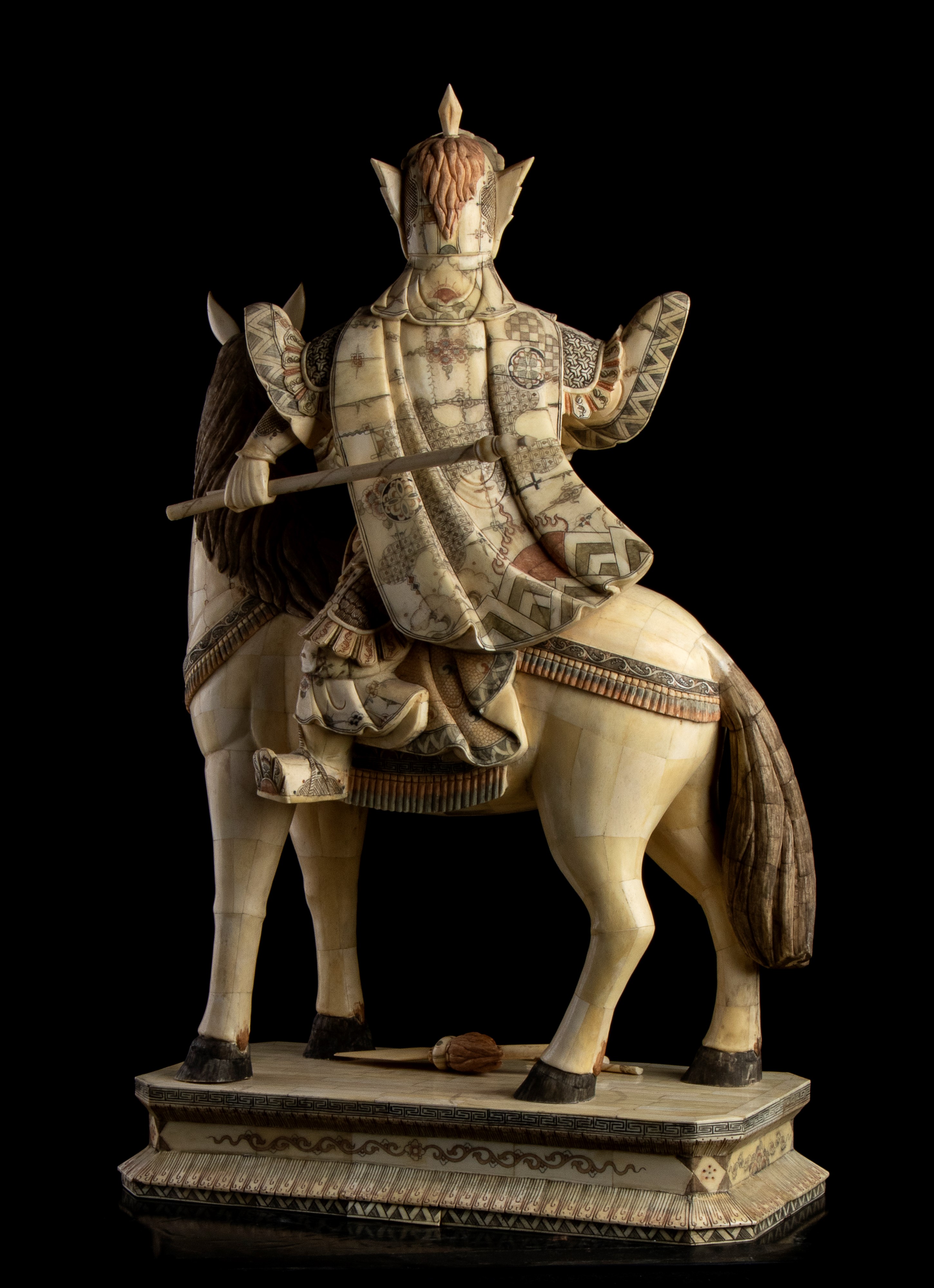 Coppia di imperatore e imperatrice a cavallo rivestiti in tasselli di avoeio e dipinti