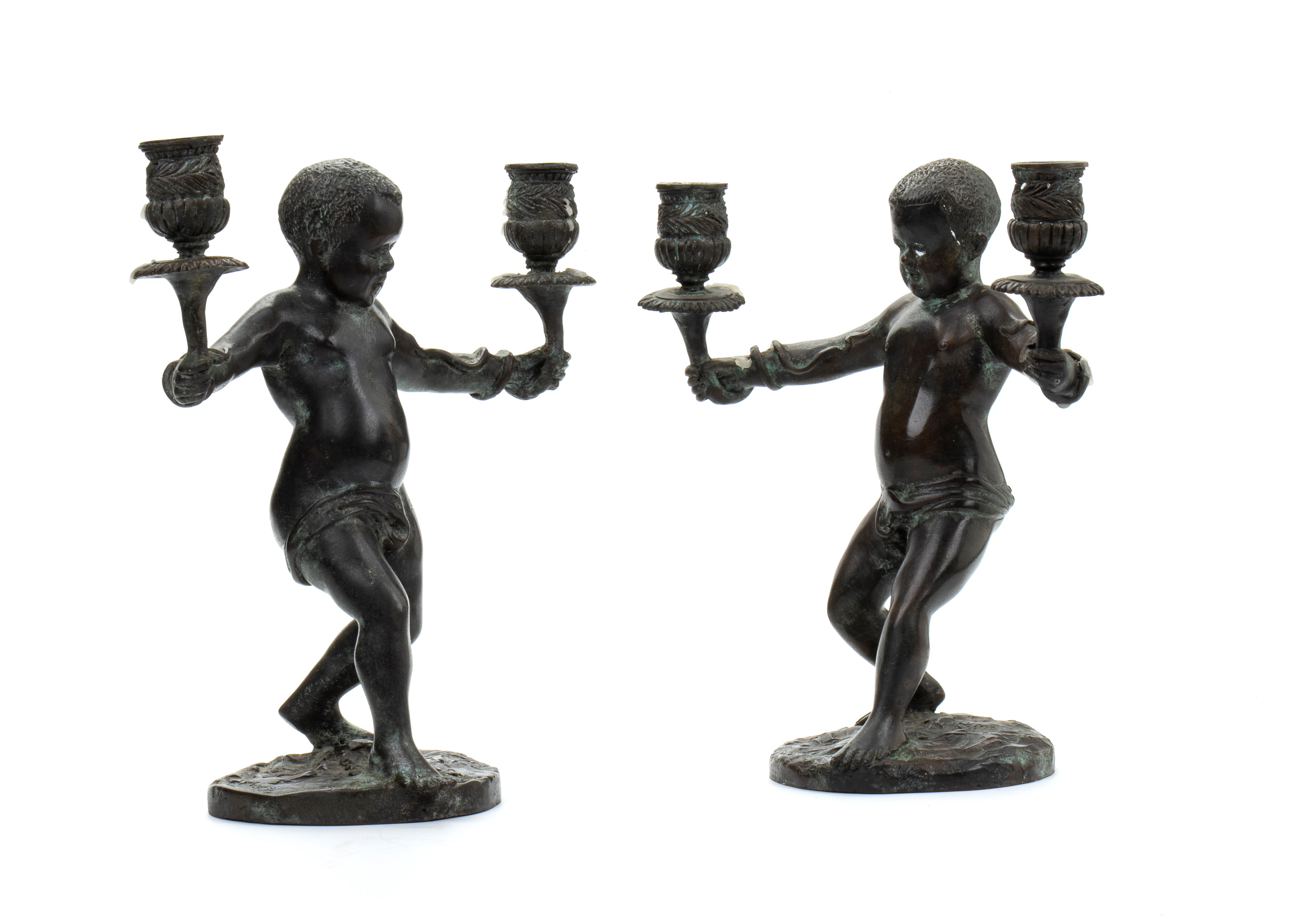 Coppia di piccoli candelabri con putti reggicandela in bronzo patinato nero