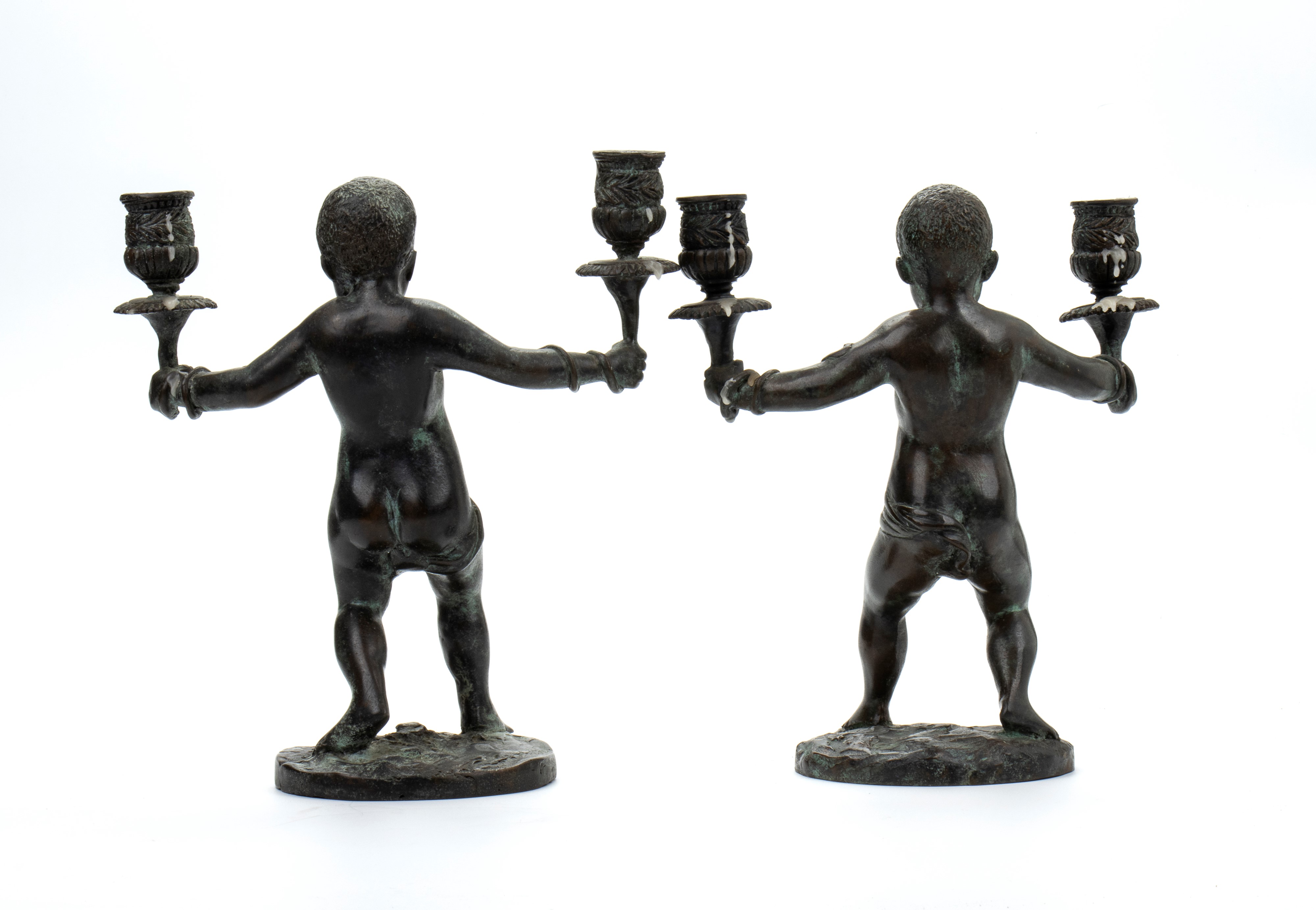 Coppia di piccoli candelabri con putti reggicandela in bronzo patinato nero