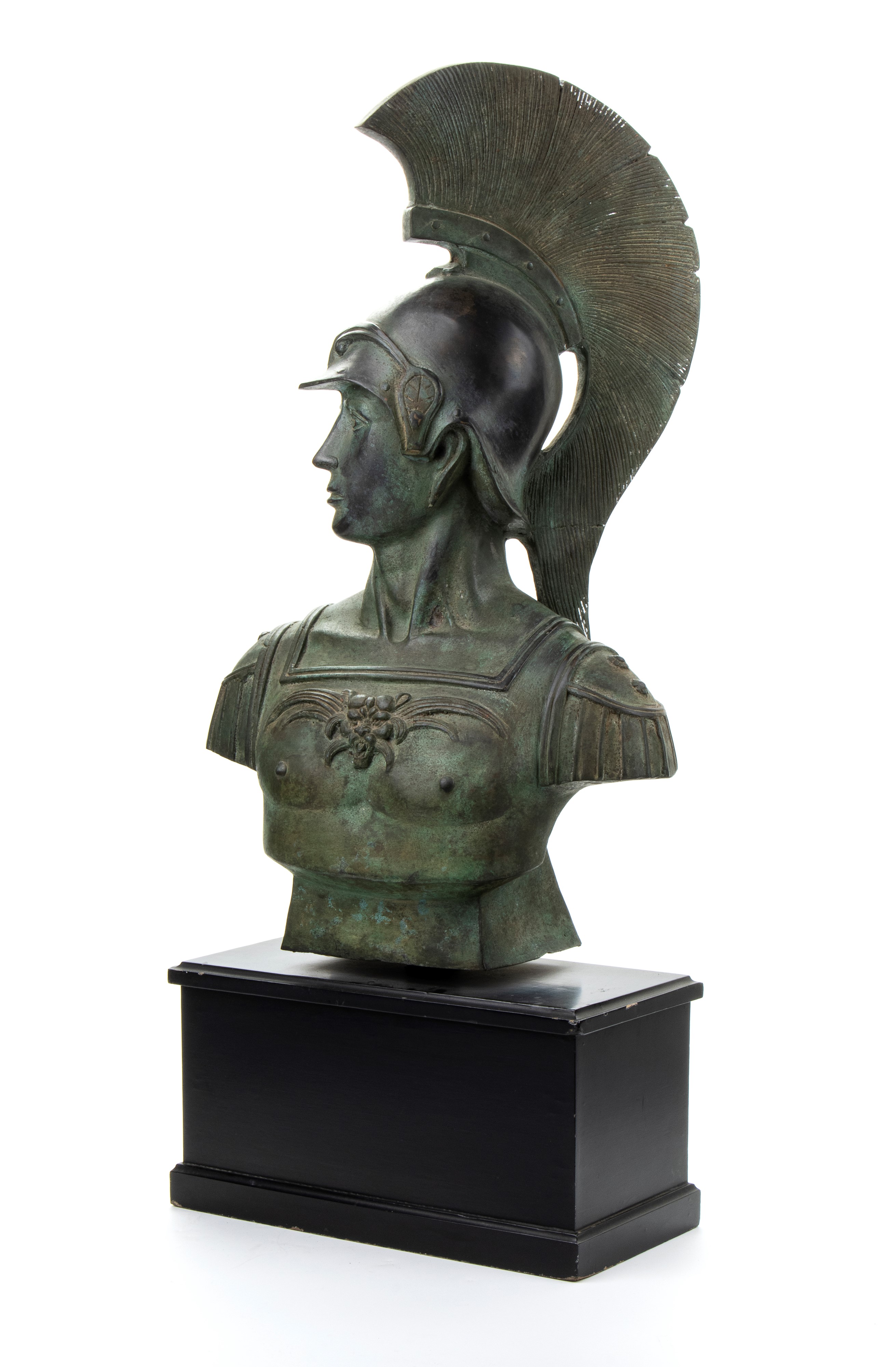 Busto in bronzo di guerriero con elmo su base in legno laccato