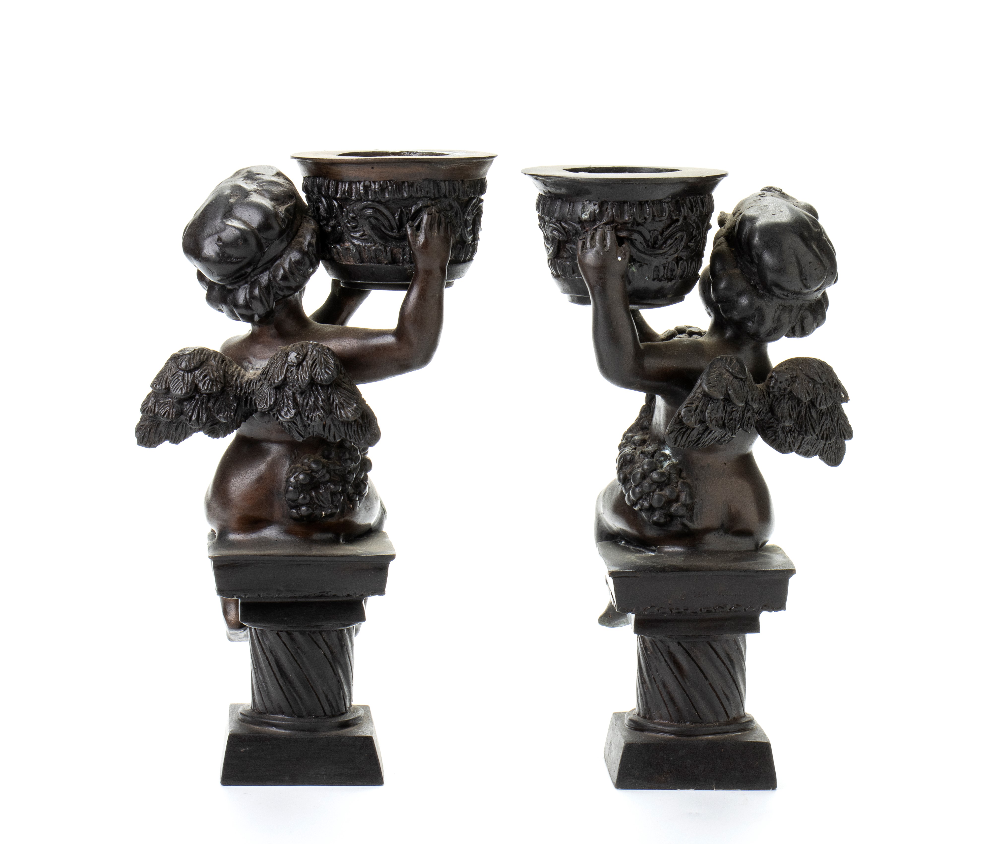 Coppia di reggicandela a forma di putti alati con cornucopie o serti di frutti