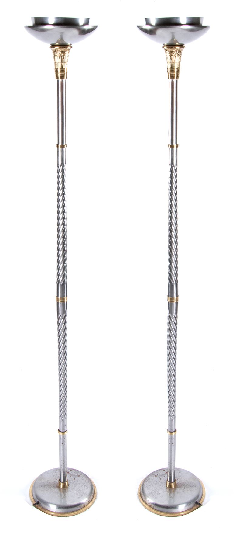 Coppia di lampade da terra in metallo argentato e dorato in stile Impero con base tonda.