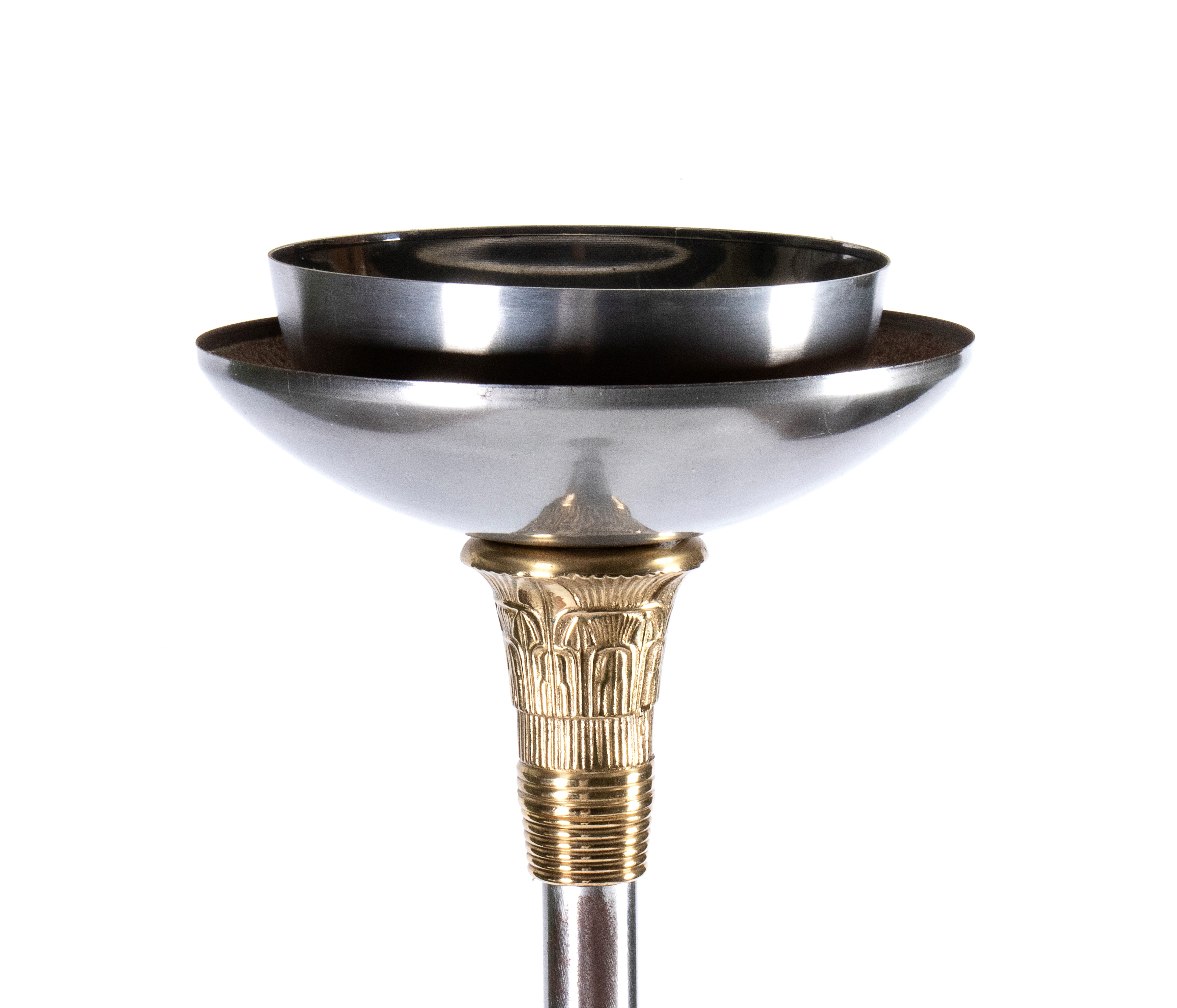 Coppia di lampade da terra in metallo argentato e dorato in stile Impero con base tonda.