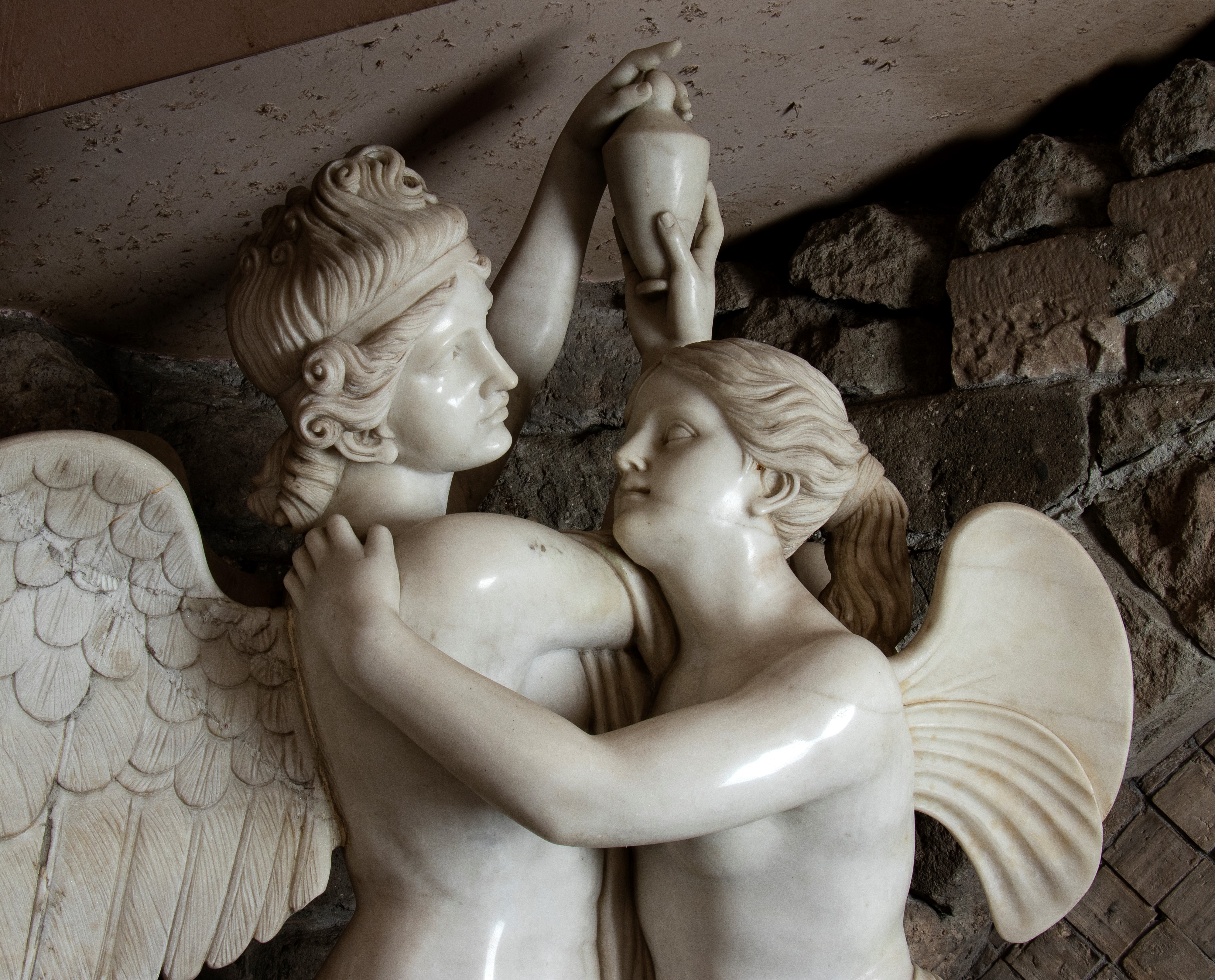 Gruppo raffigurante Amore e Psiche da disegno neoclassico scolpito in marmo bianco