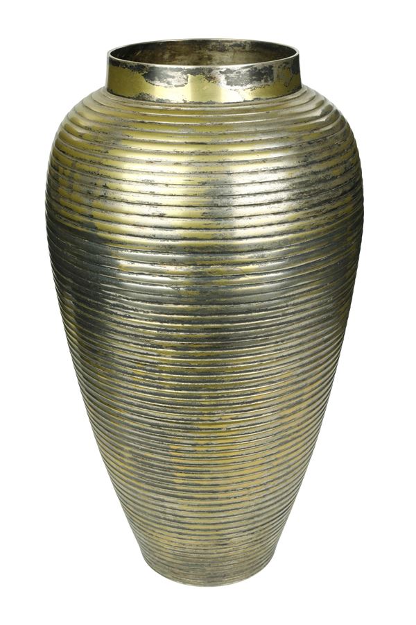 Vaso in metallo argentato realizzato con delicata cesellatura a fitti cerchi concentrici