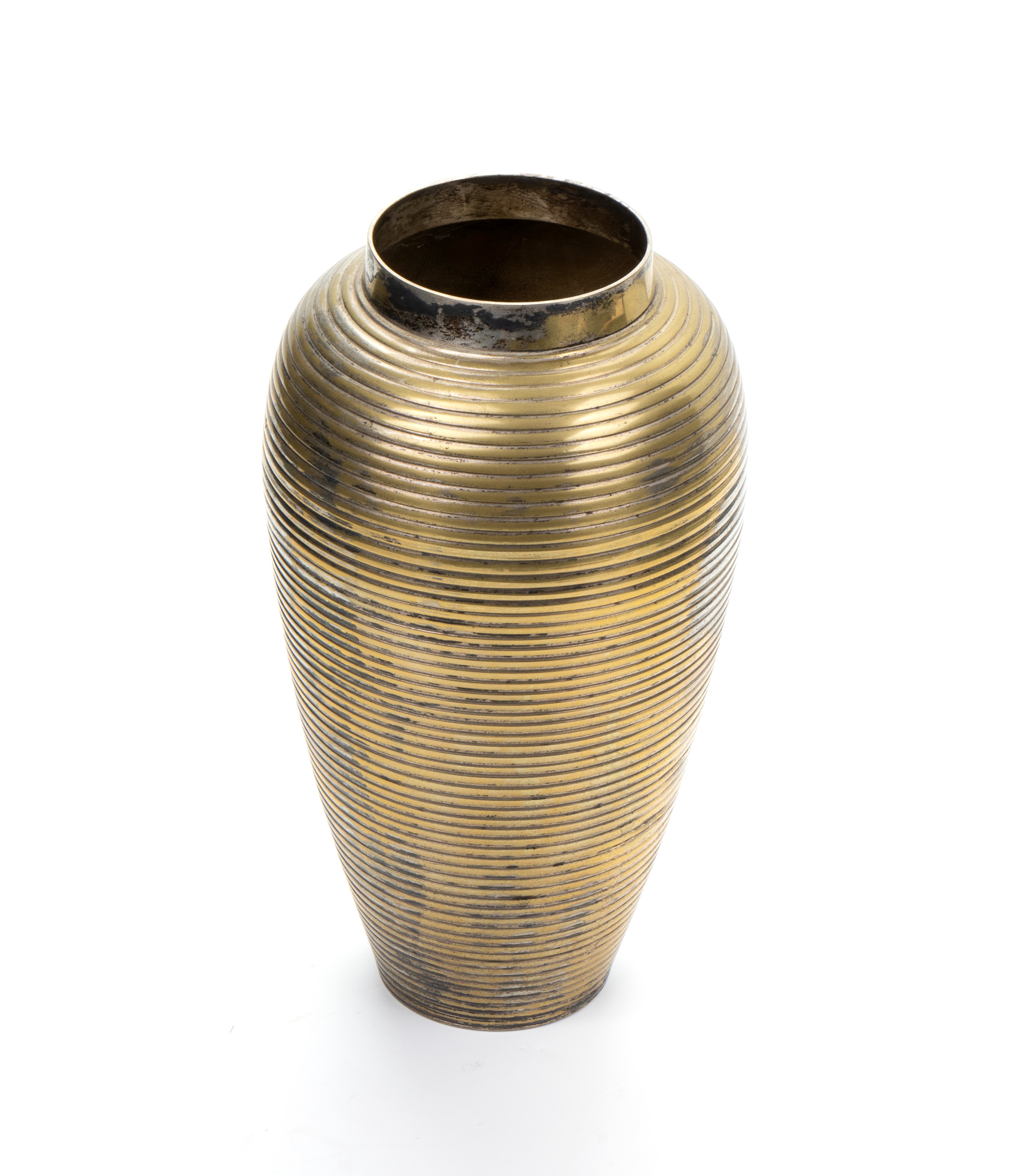 Vaso in metallo argentato realizzato con delicata cesellatura a fitti cerchi concentrici