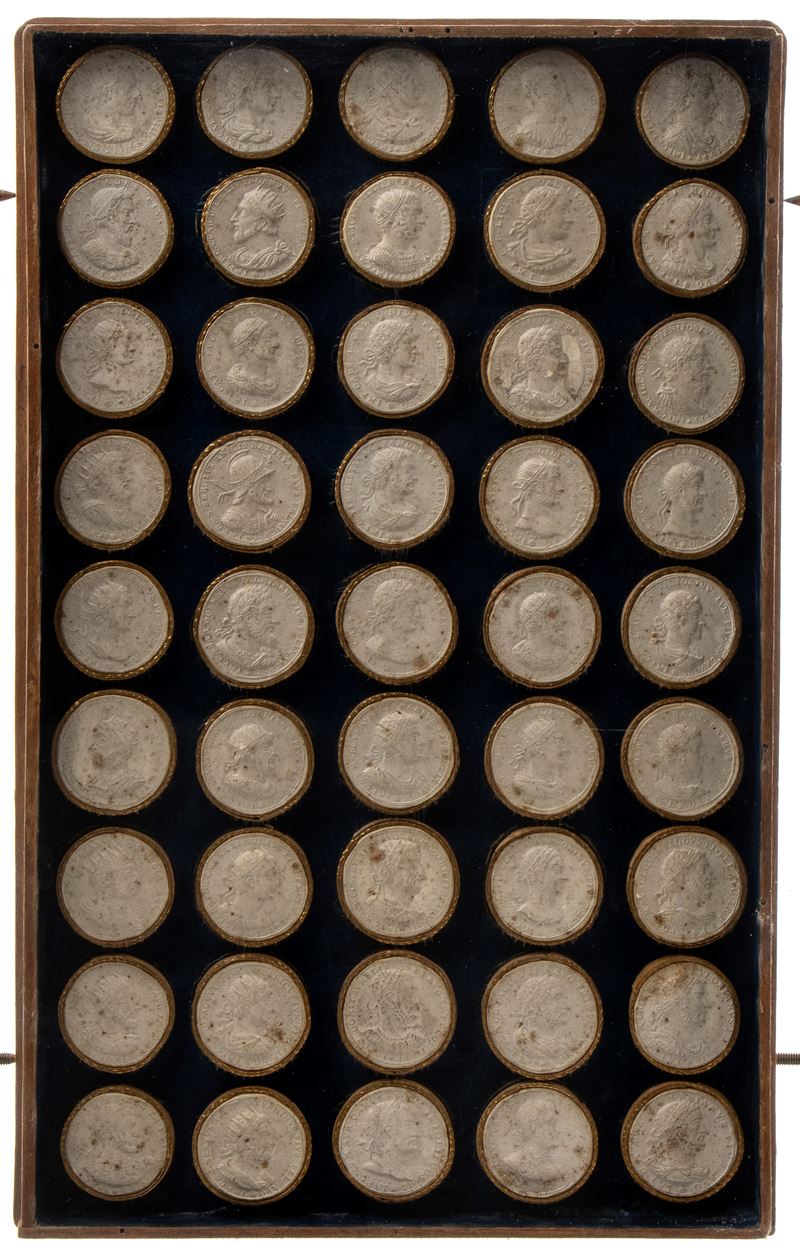 Teca in perspex laccato nero e trasparente conteneenti riproduzioni di antiche monete romane in g...