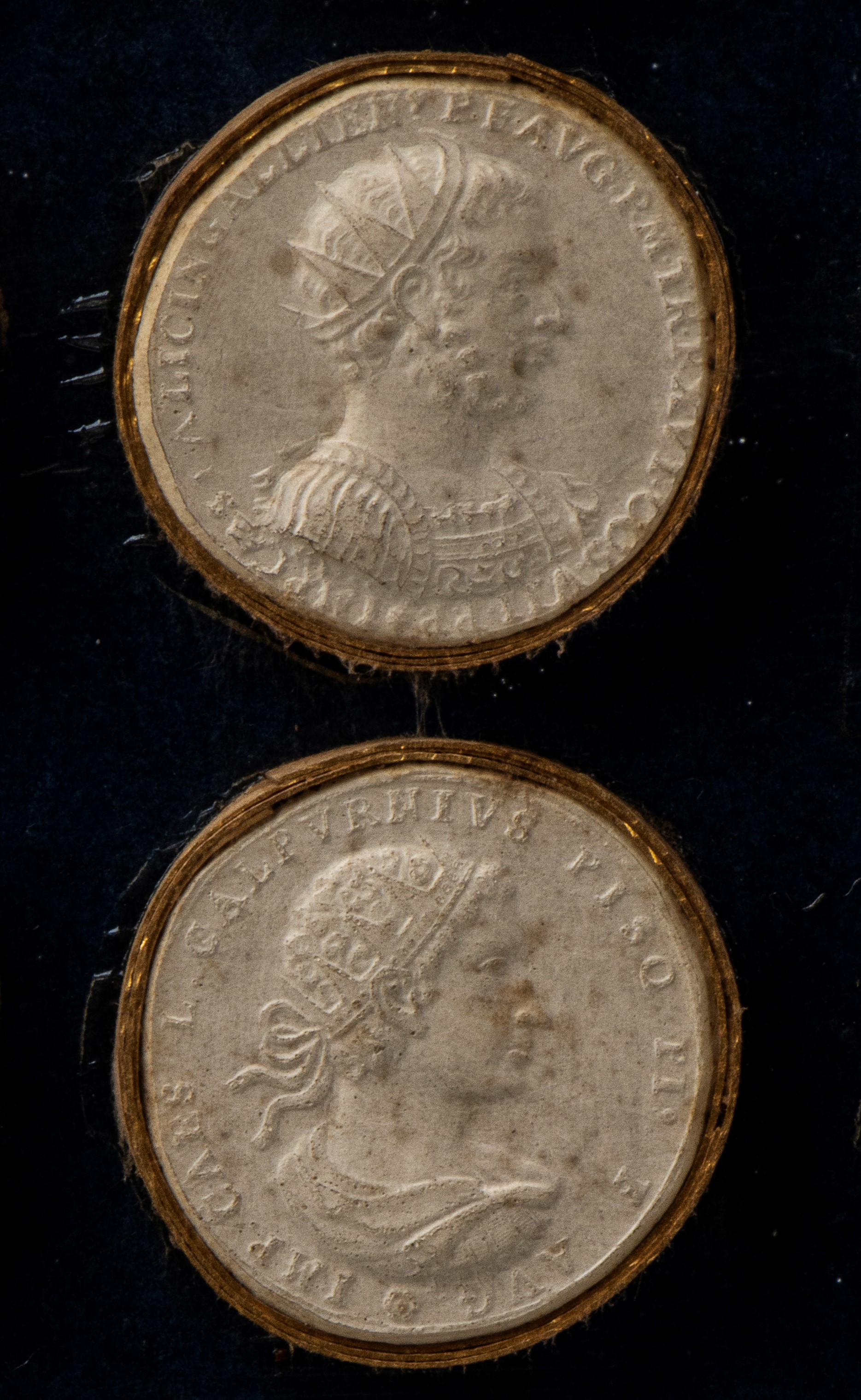 Teca in perspex laccato nero e trasparente conteneenti riproduzioni di antiche monete romane in g...