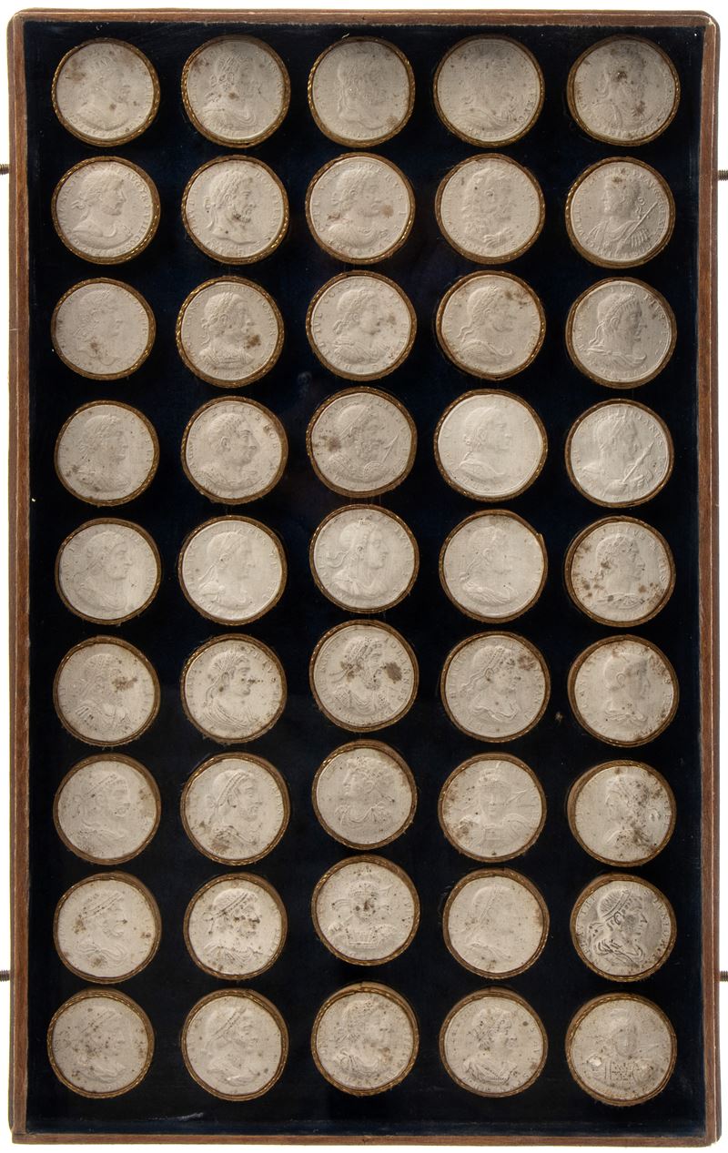 Teca in perspex laccato nero e trasparente conteneenti riproduzioni di antiche monete romane in g...