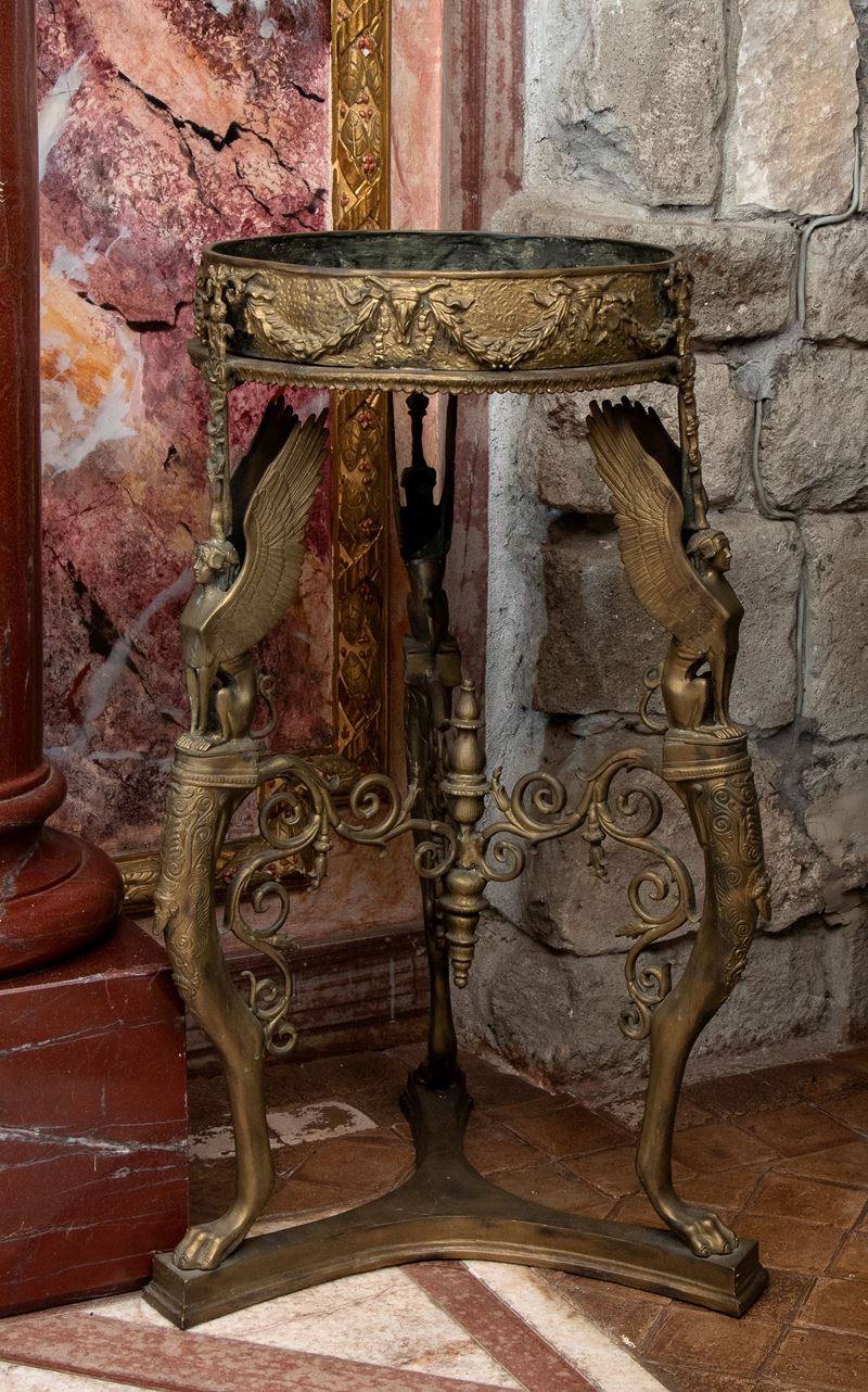 Tripode in bronzo dorato in stile impero con piedi ferini raccordati da candelabra centrale e 3 s...