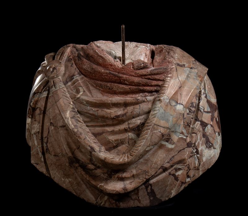 Busto acefalo in breccia africana a imitazione del vero di imperatore. Manifattura Romana del XIX...