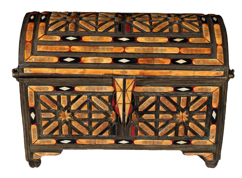Baule di gusto arabeggiante riccamente intarsiato in legno ricoperto da lamina di ottone o bronzo...