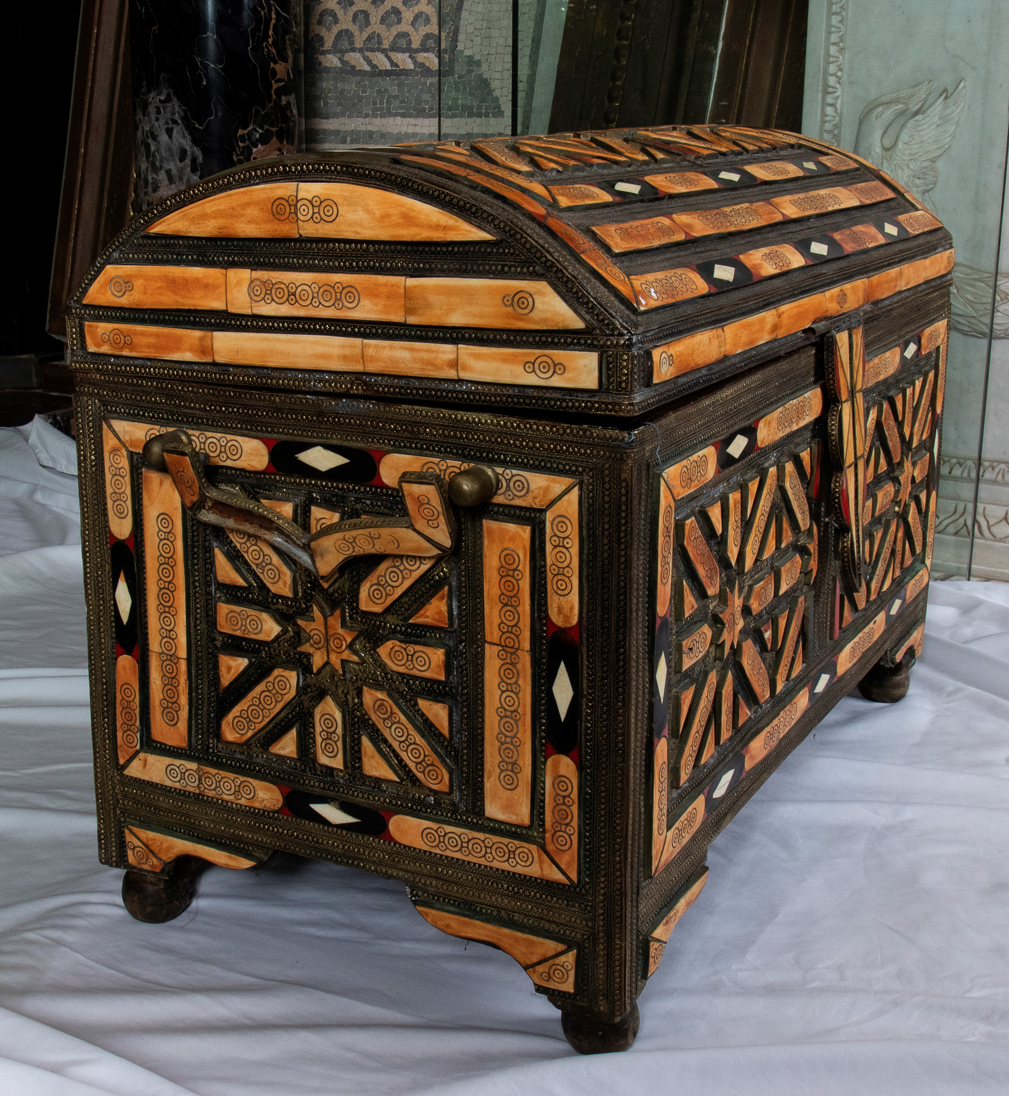 Baule di gusto arabeggiante riccamente intarsiato in legno ricoperto da lamina di ottone o bronzo...