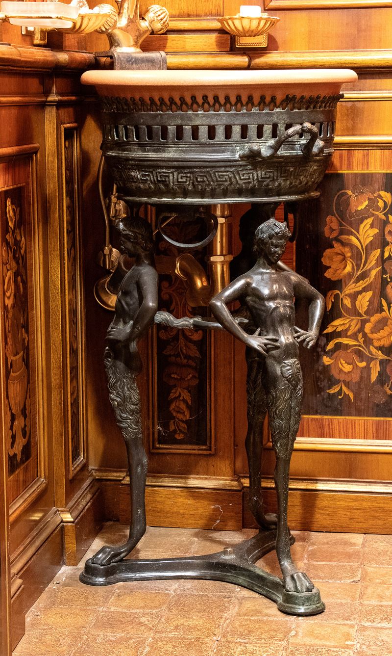 Lavandino montato a tripode bronzeo con vasca. Gambe con grandi figure terminanti con piede ferin...