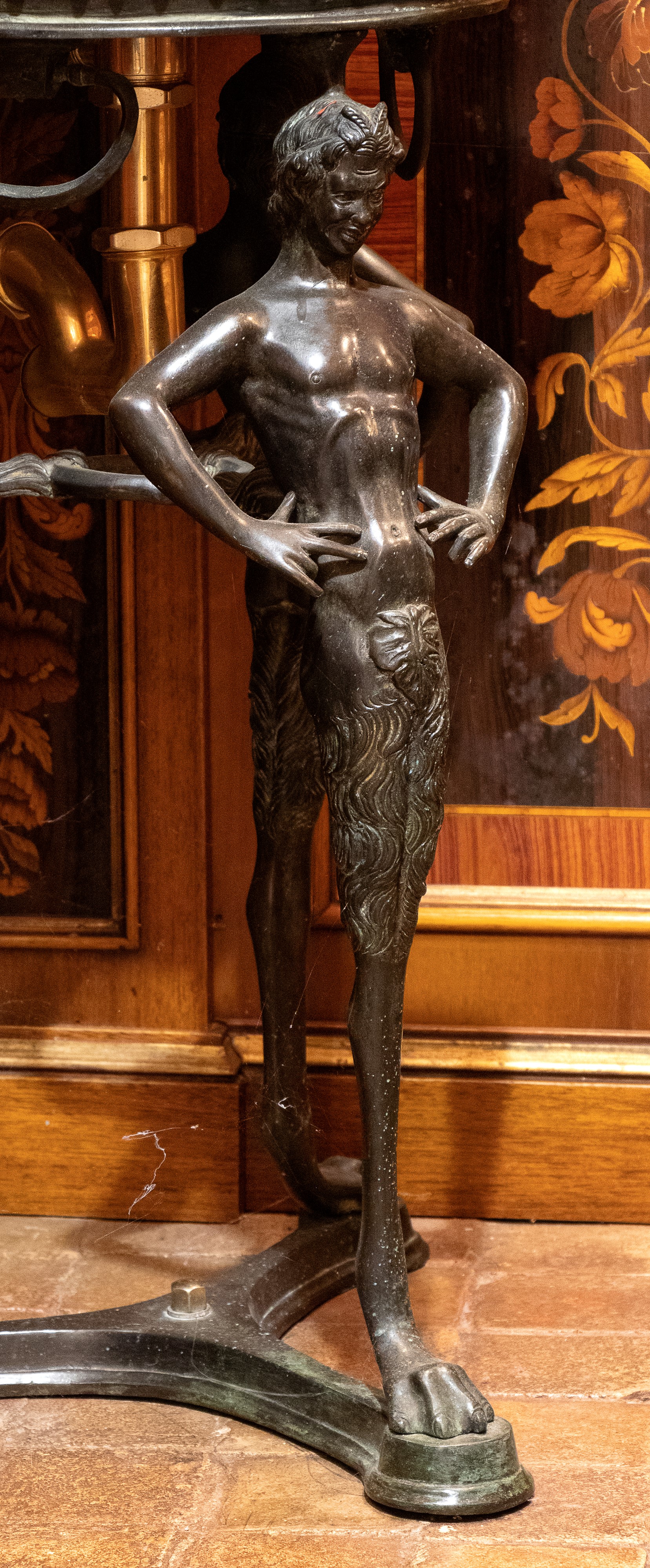Lavandino montato a tripode bronzeo con vasca. Gambe con grandi figure terminanti con piede ferin...