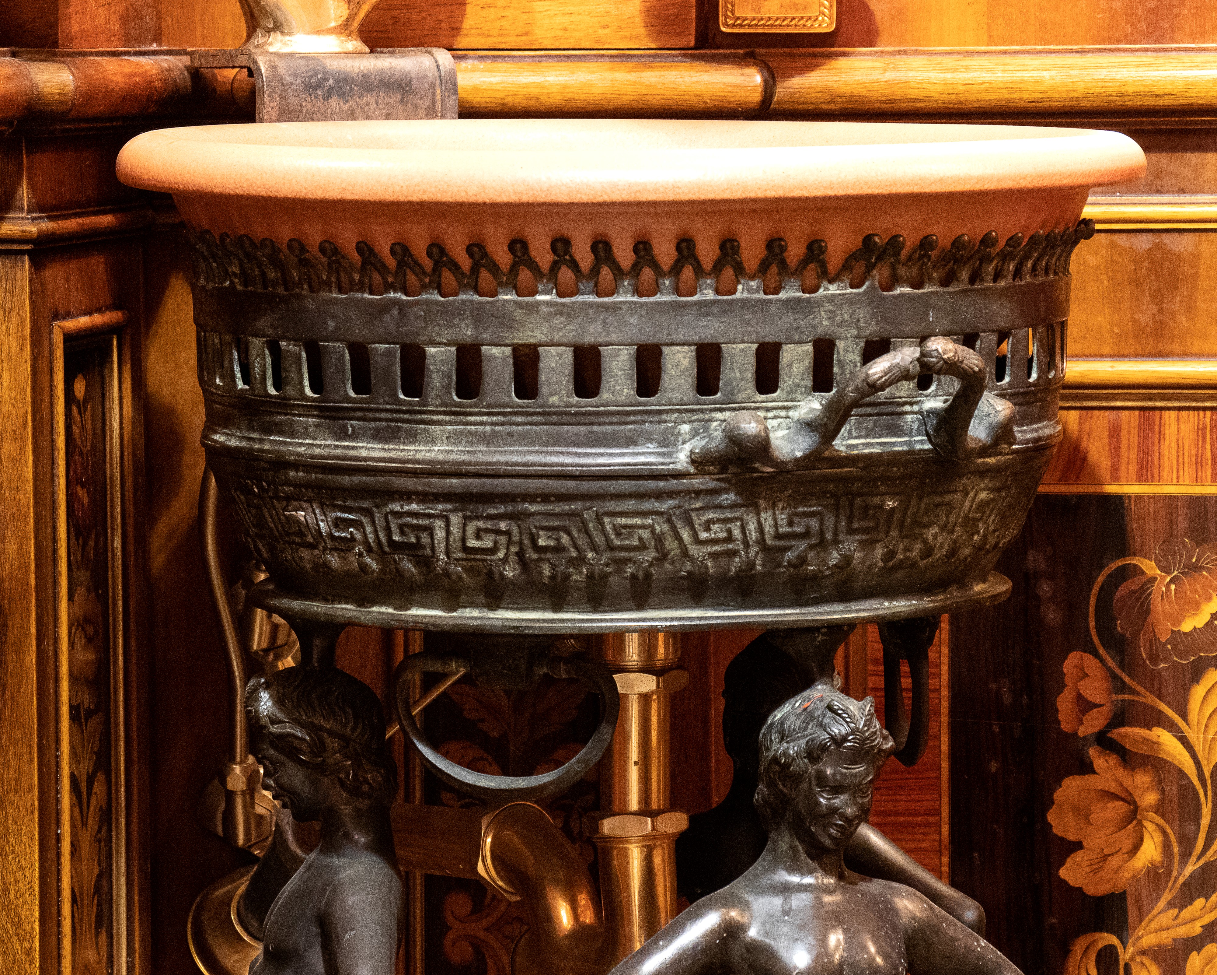 Lavandino montato a tripode bronzeo con vasca. Gambe con grandi figure terminanti con piede ferin...