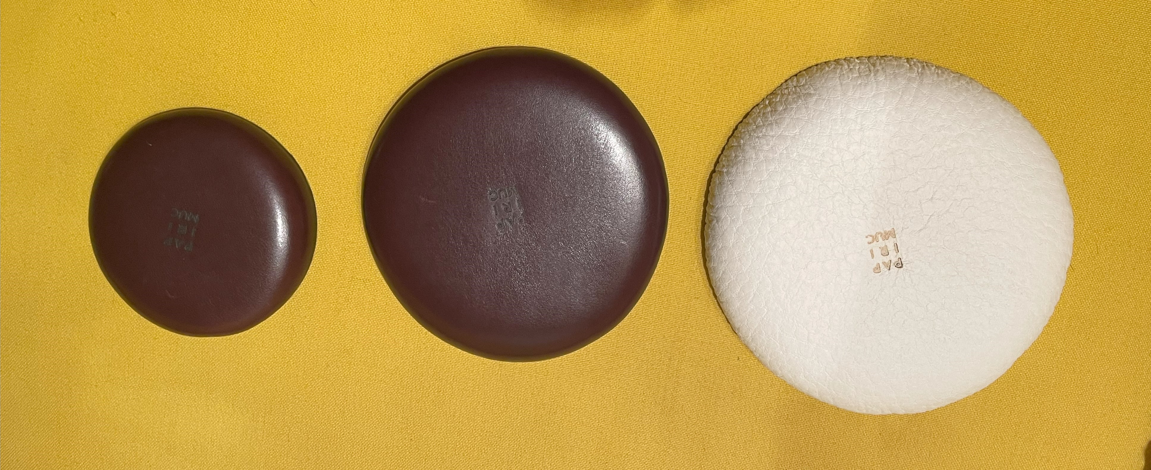 Lotto di tre svuotatasche in pelle, due color cuoio, un bianco con profilo azzurro