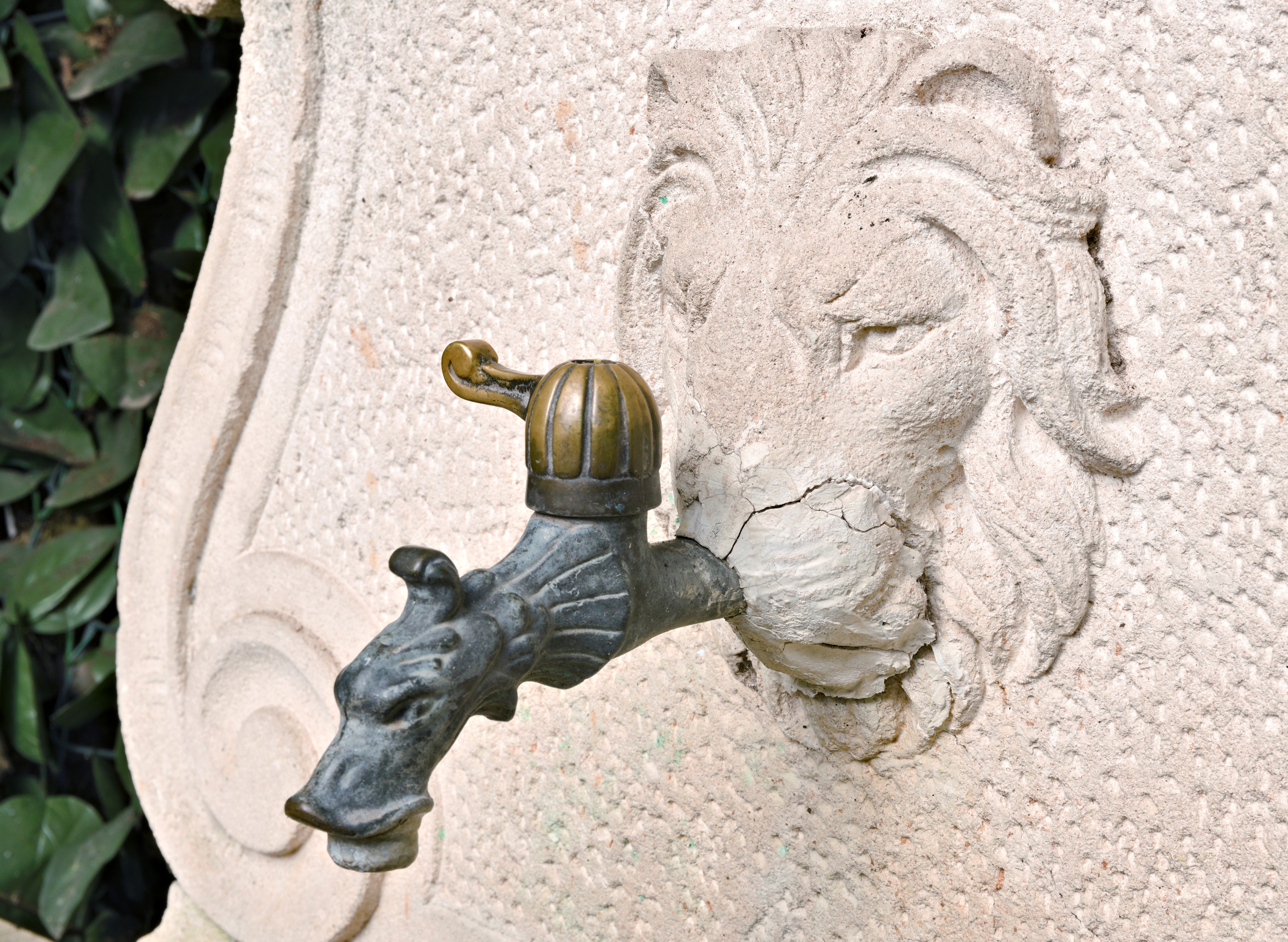 Fontana in Marmo Bianco a Vasca Unica Arricchita da Volute Laterali e Conchiglia Centrale.