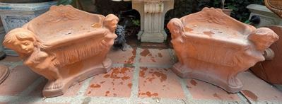 Coppia di Sedie da Giardino in Terracotta a Alzato Triangolare con Figure Ferine Femminili agli A...