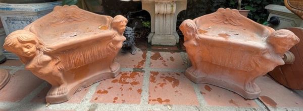 Coppia di sedie da giardino in terracotta a alzato triangolare con figure ferine femminili agli angoli e mascherone centrale  - Auction Collezione Eredità Architetto Massimo Papiri  - Gliubich Casa d'Aste