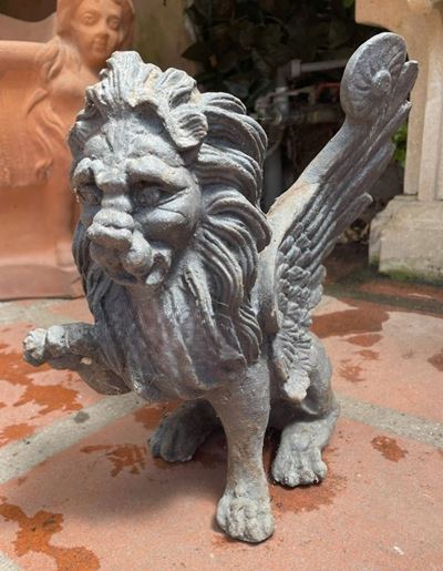 Piccola Scultura in Bronzo Raffigurante Leone Alato